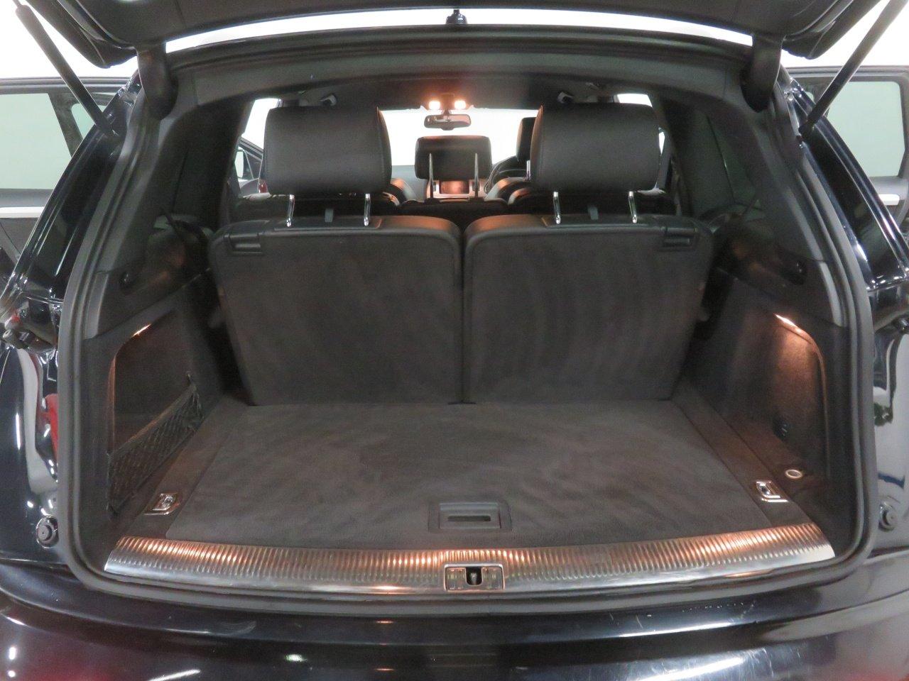 Audi Q7 view 24