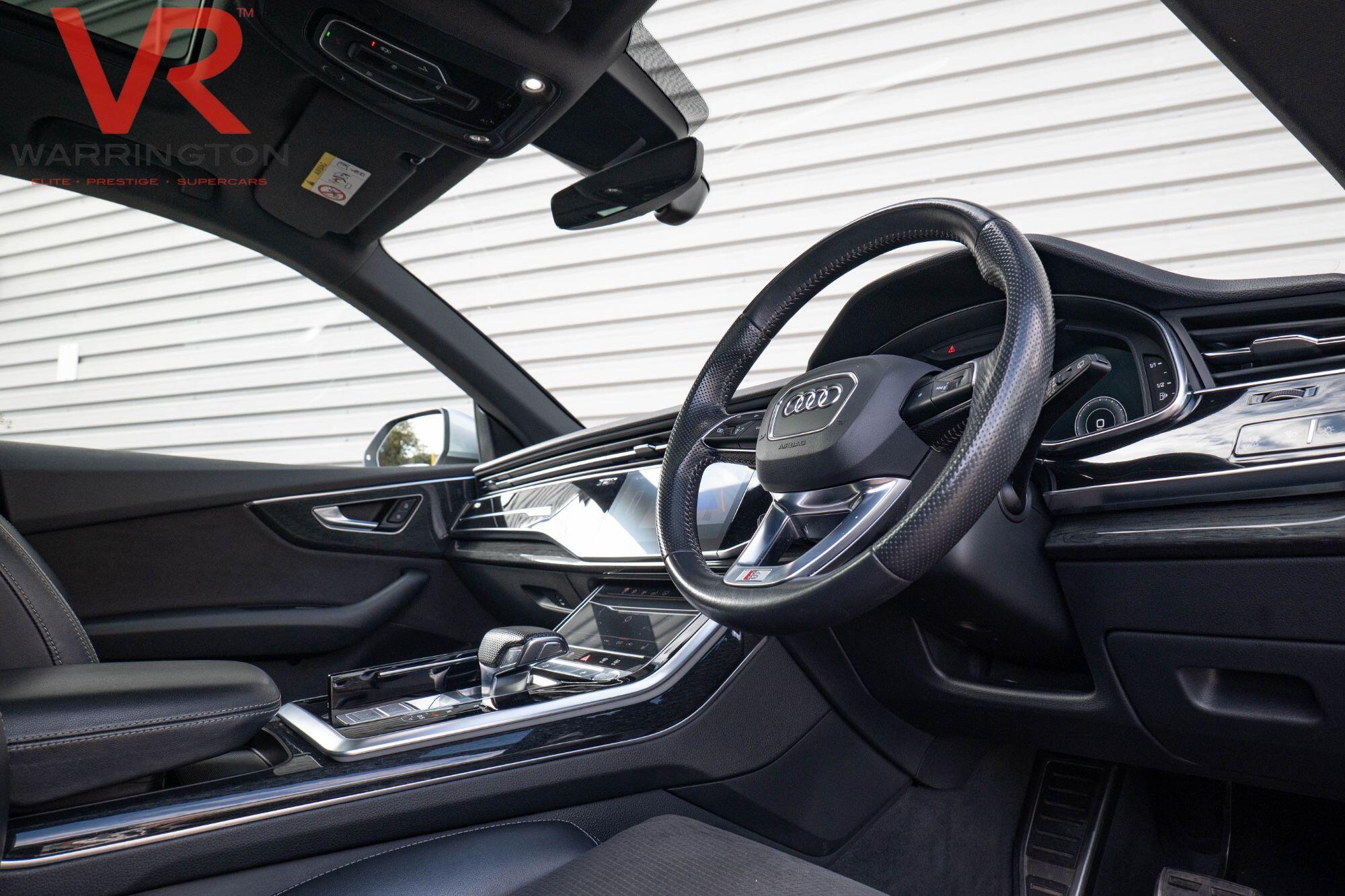 Audi Q8 view 8