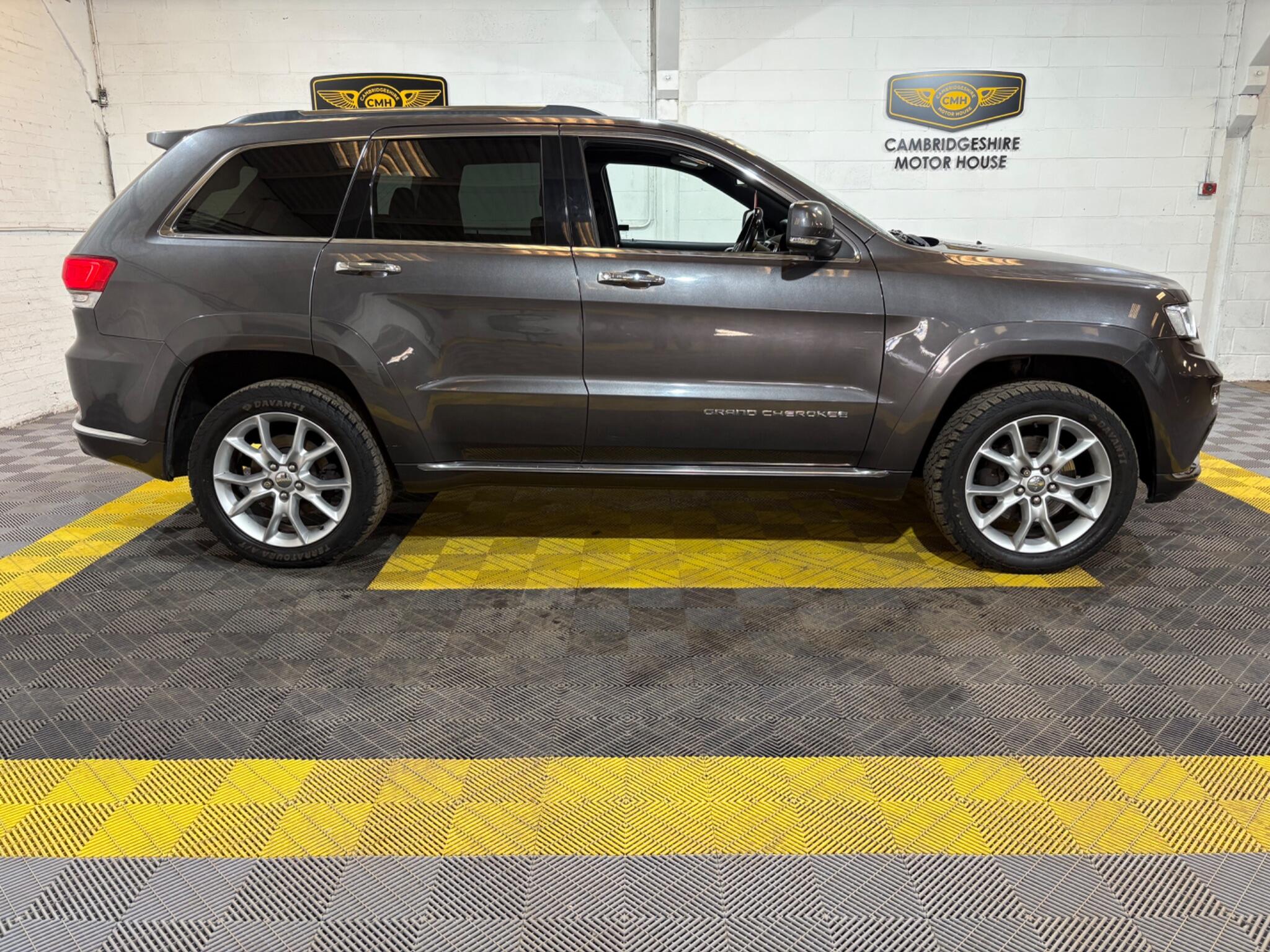 Jeep Grand Cherokee view 9