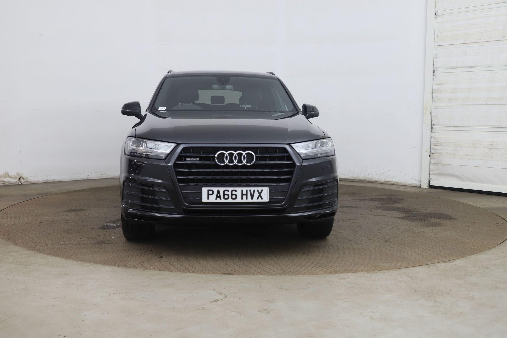 Audi Q7 view 2