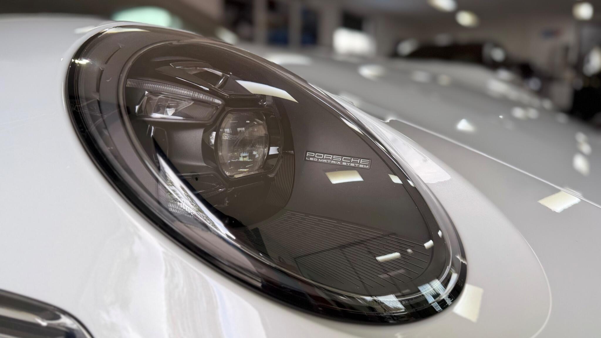 Porsche 911 view 6