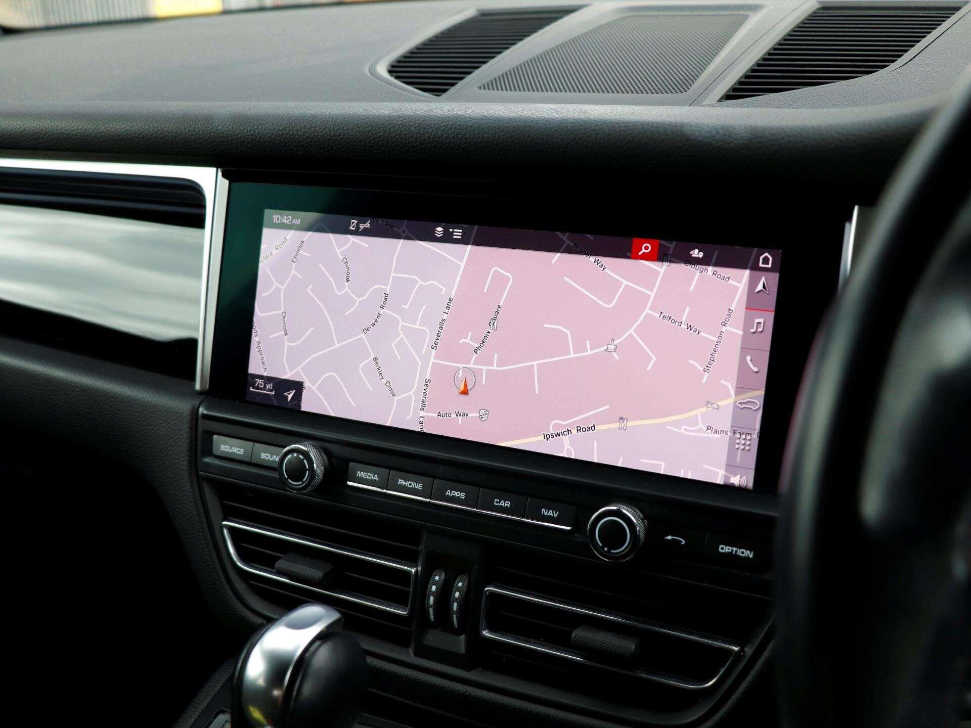 Porsche Macan view 14