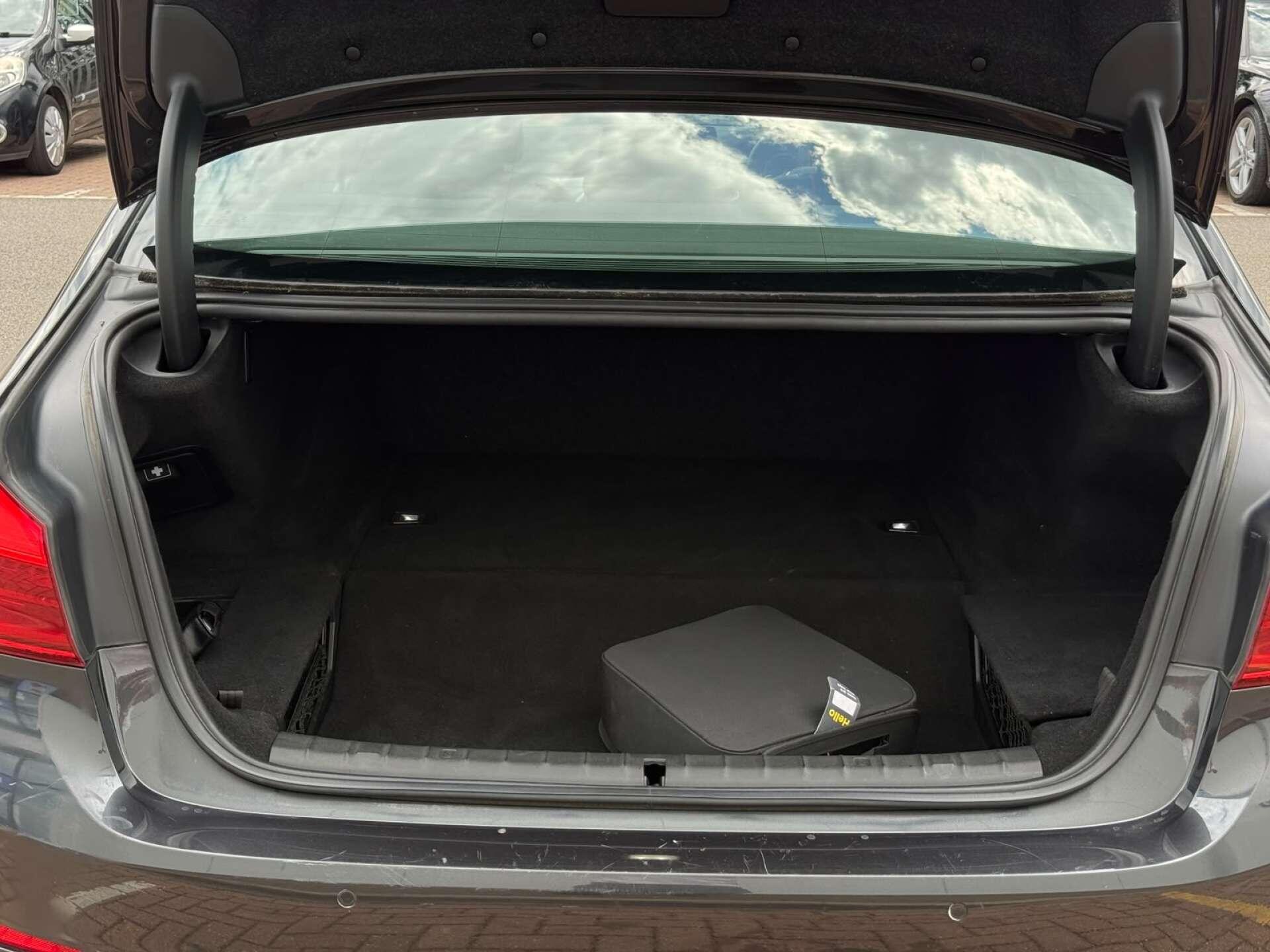 BMW 5 Series view 32