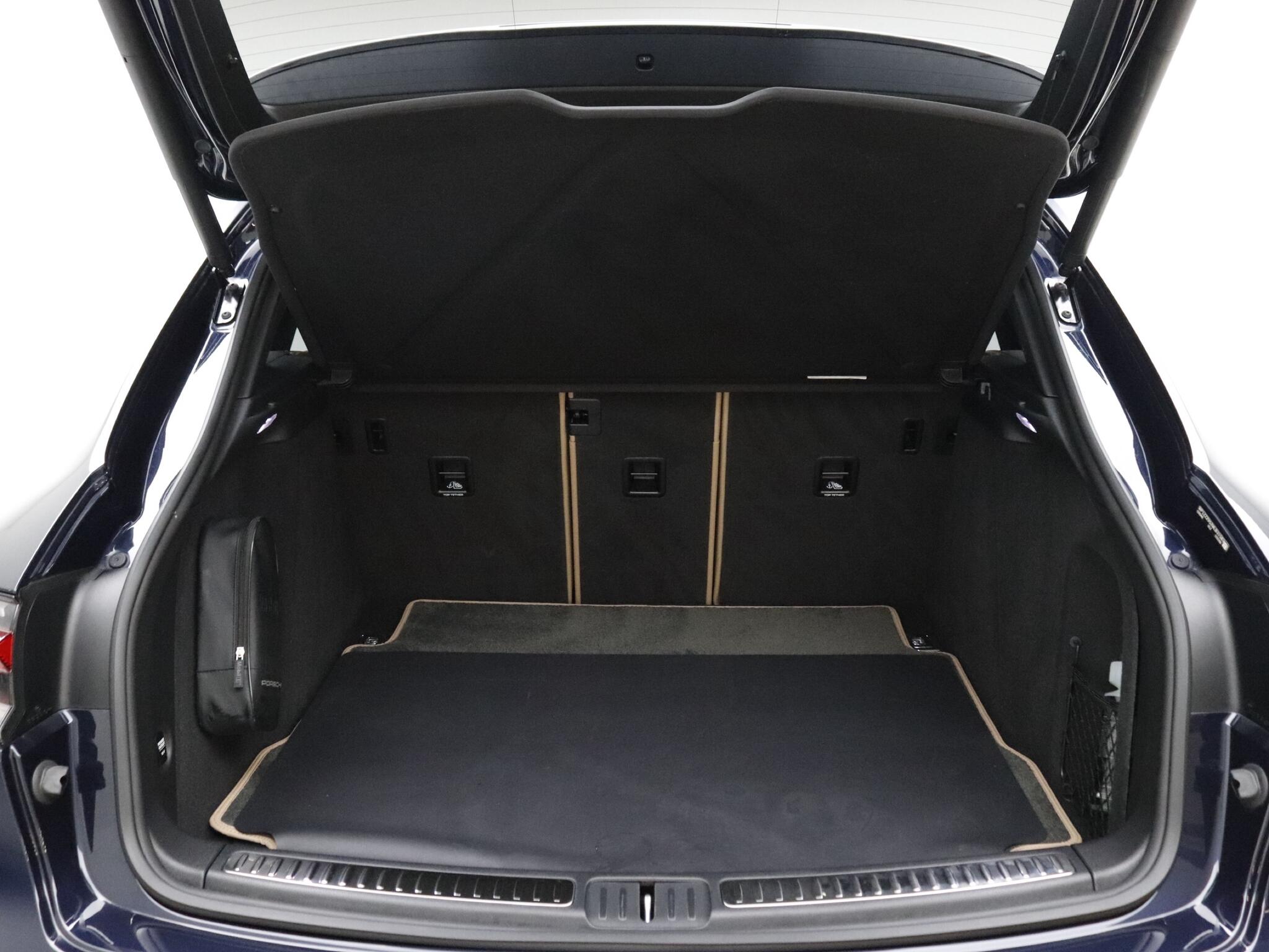 Porsche Macan view 18