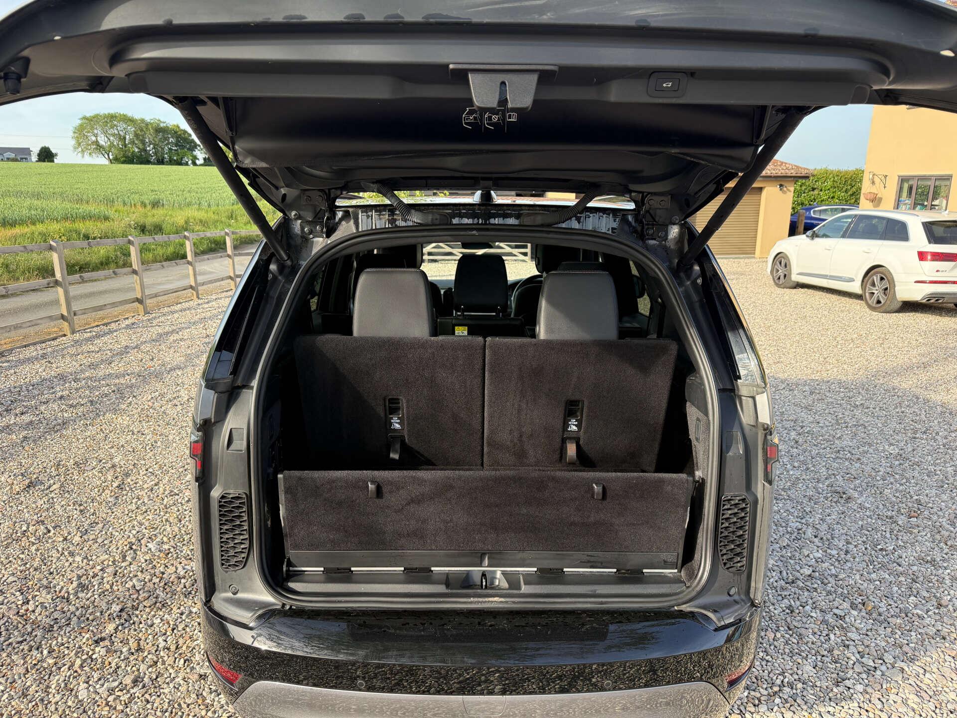 Land Rover Discovery view 15