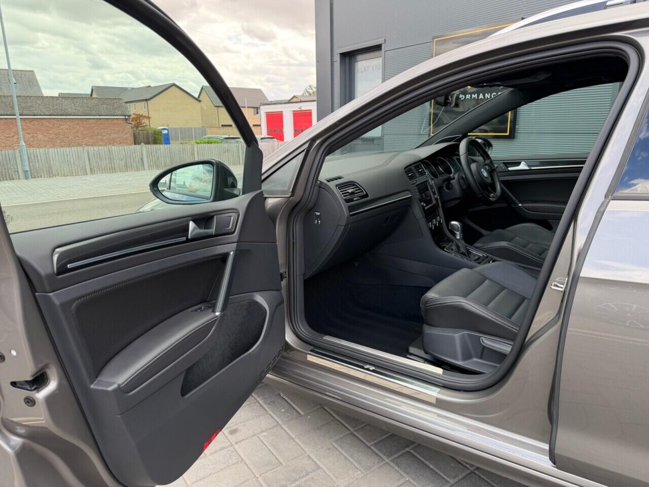 Volkswagen Golf view 13