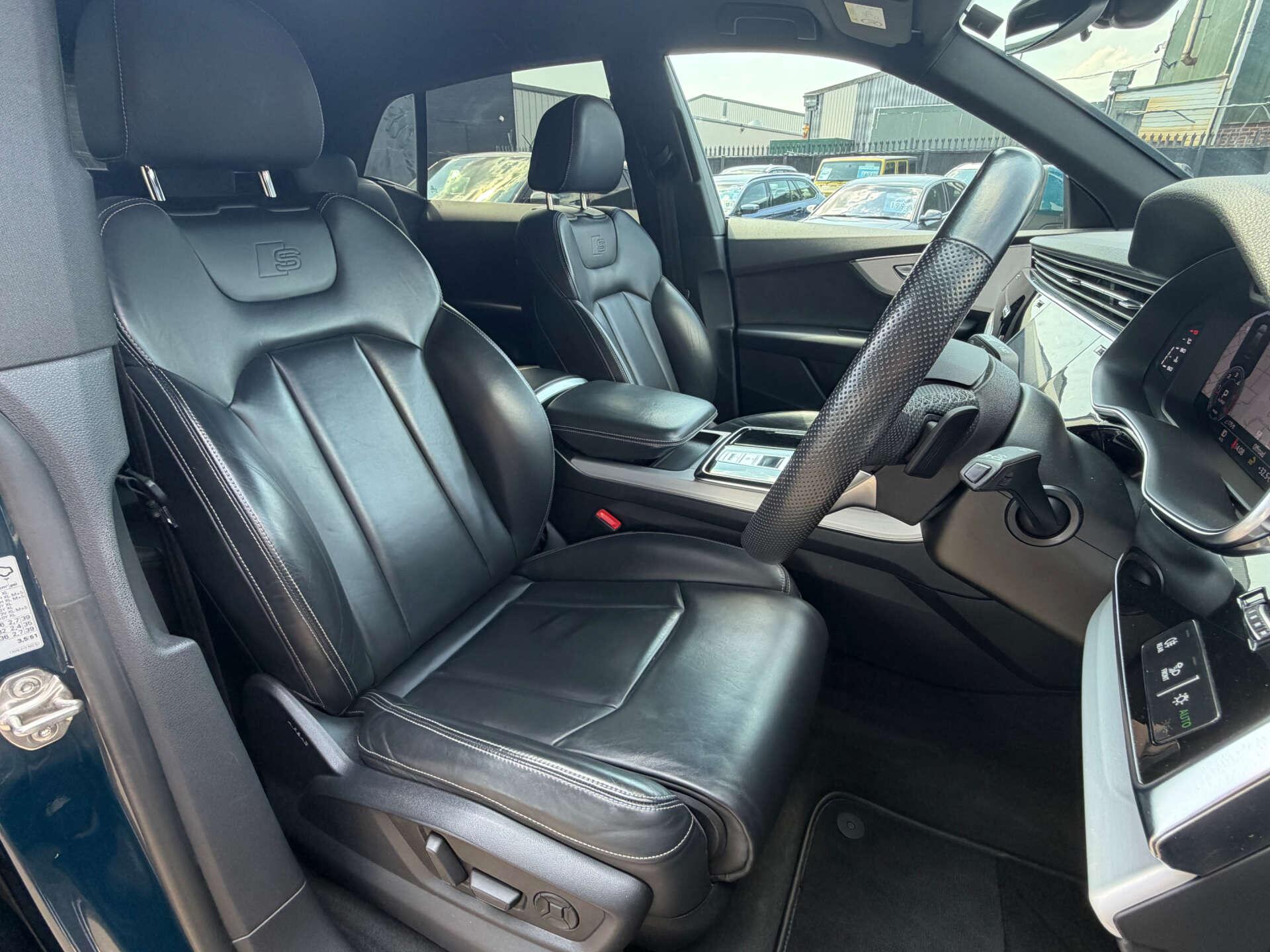 Audi Q8 view 23