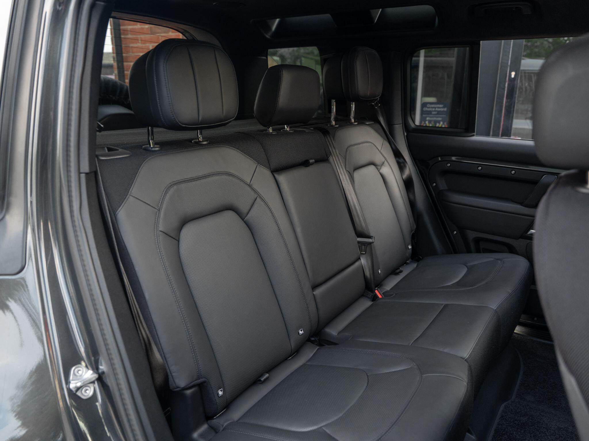 Land Rover Defender 110 view 49