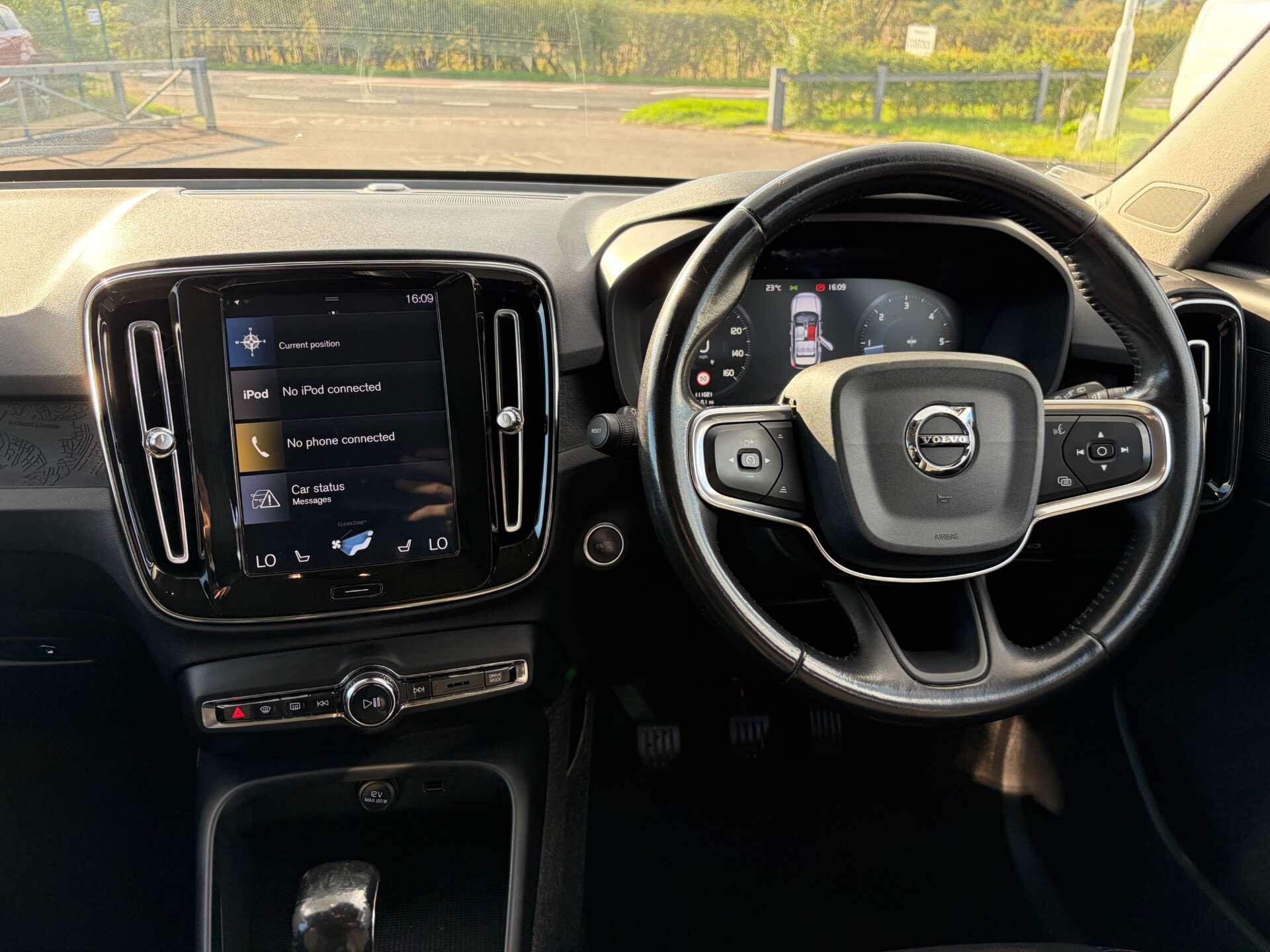 Volvo XC40 view 2