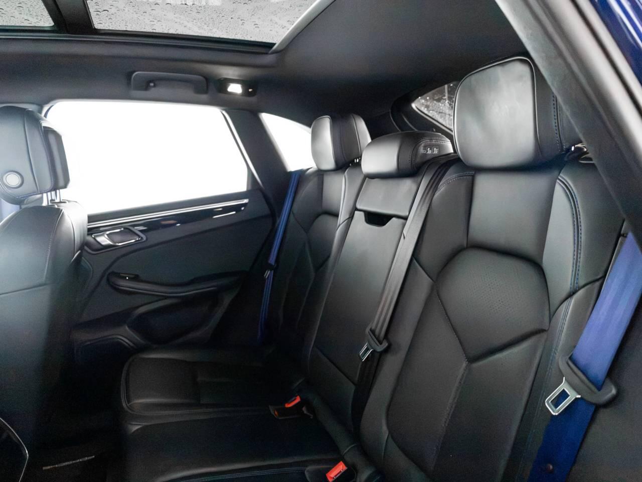 Porsche Macan view 16