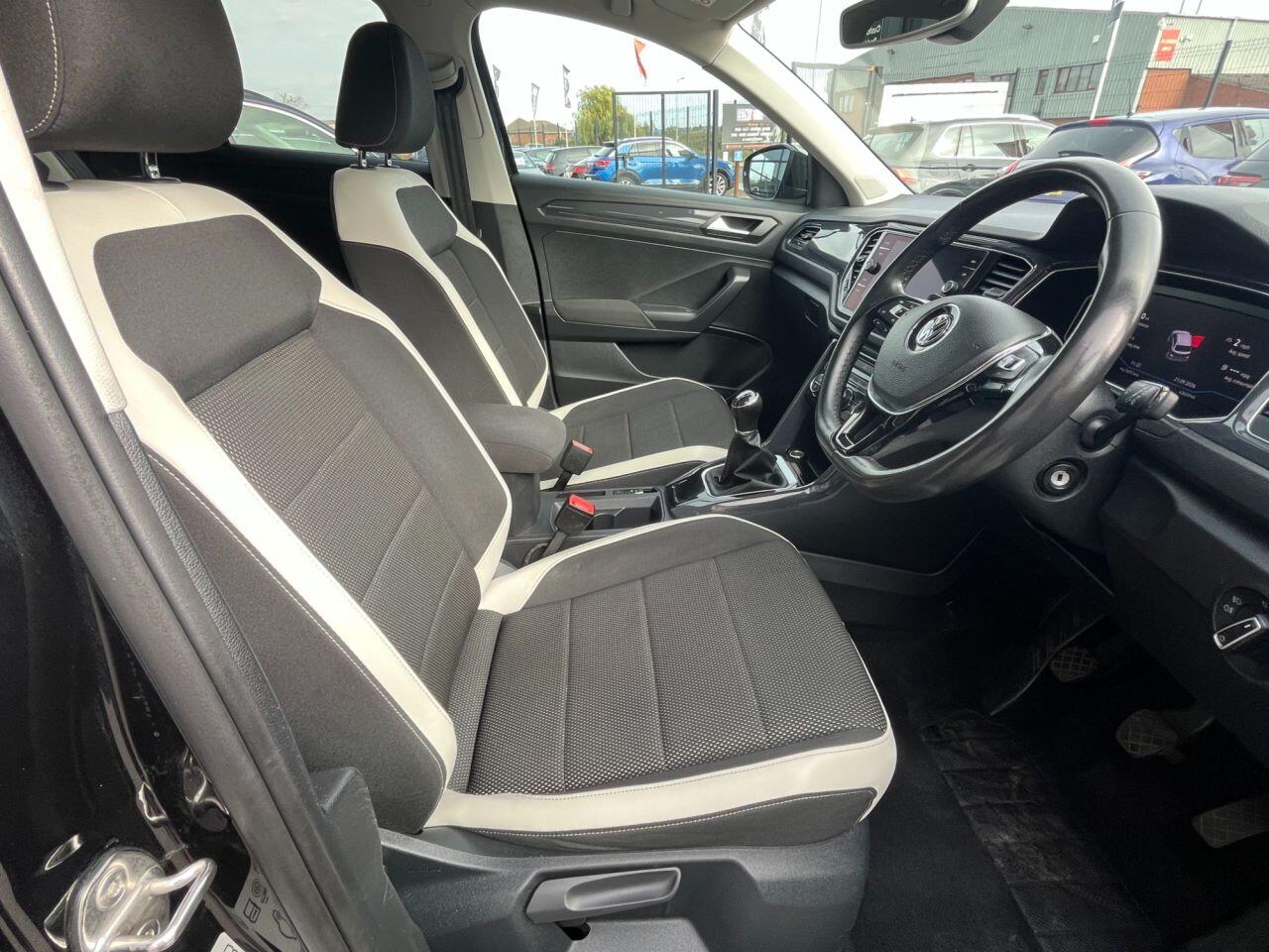 Volkswagen T-Roc view 10