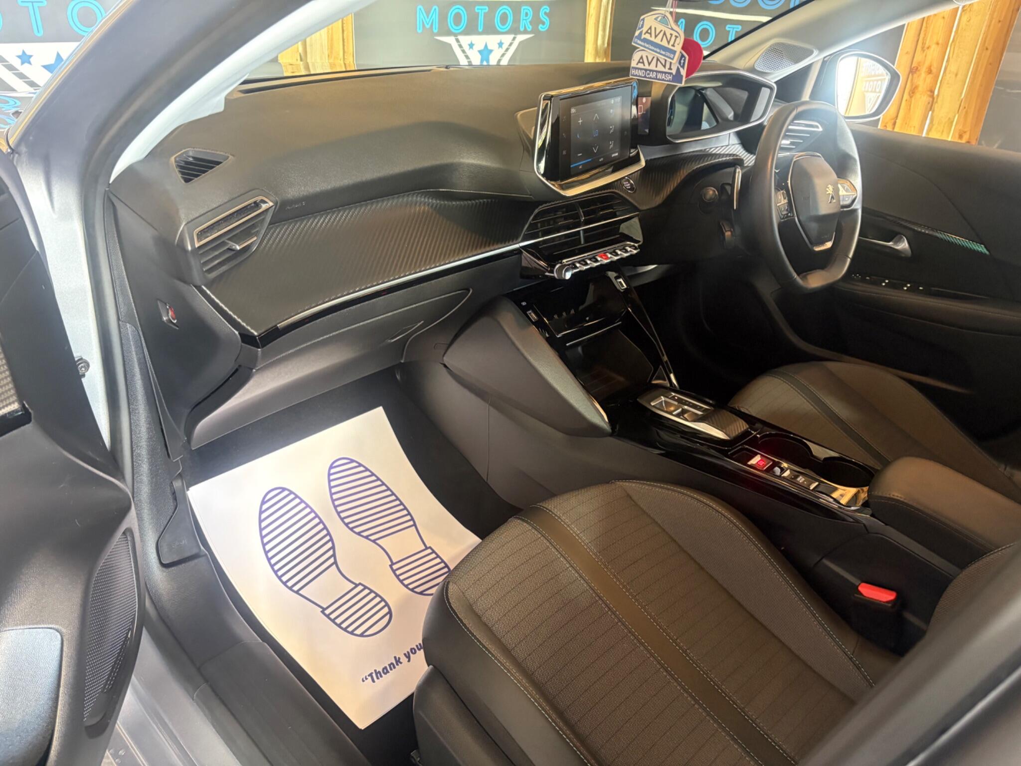 Peugeot 208 view 10