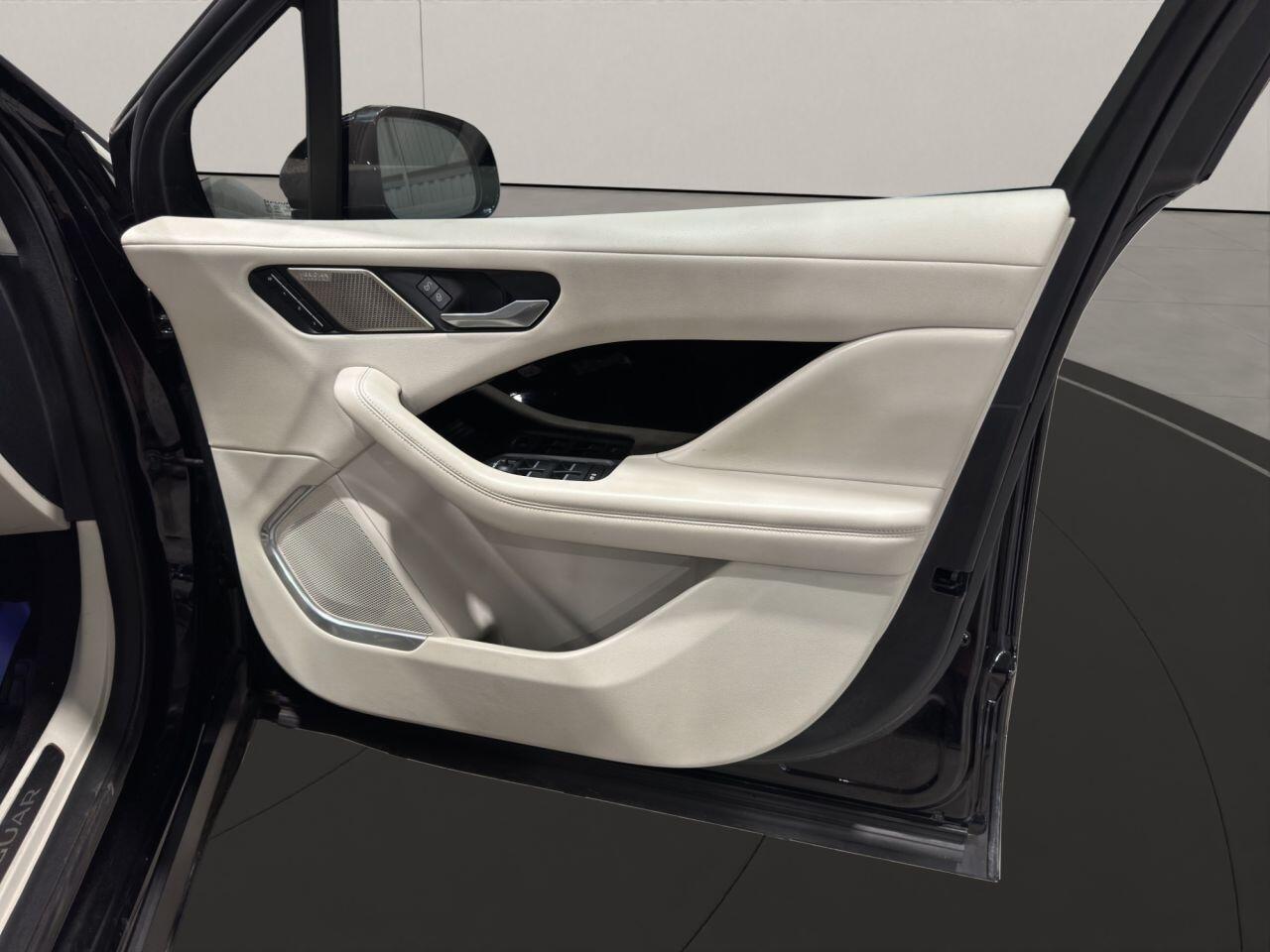 Jaguar I-Pace view 36