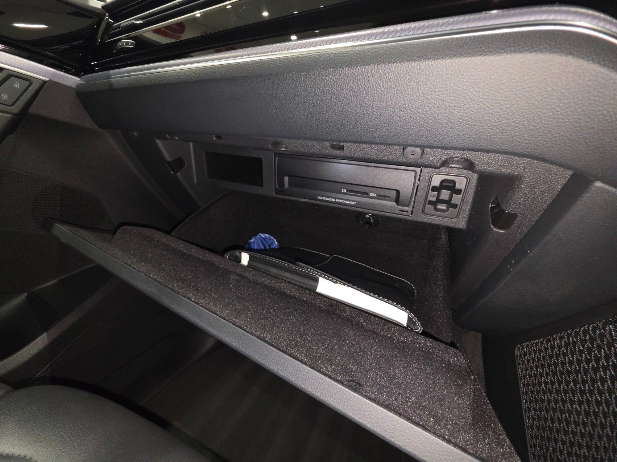 Volkswagen Touareg view 24