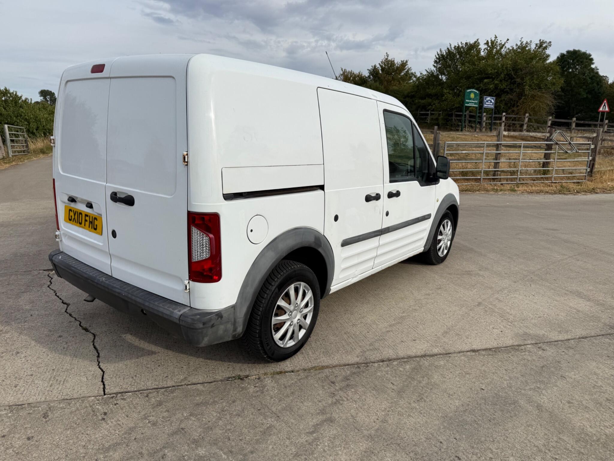 Ford Transit Connect 1.8 TDCi T200 L1 H1 4dr — photo 24 of 86