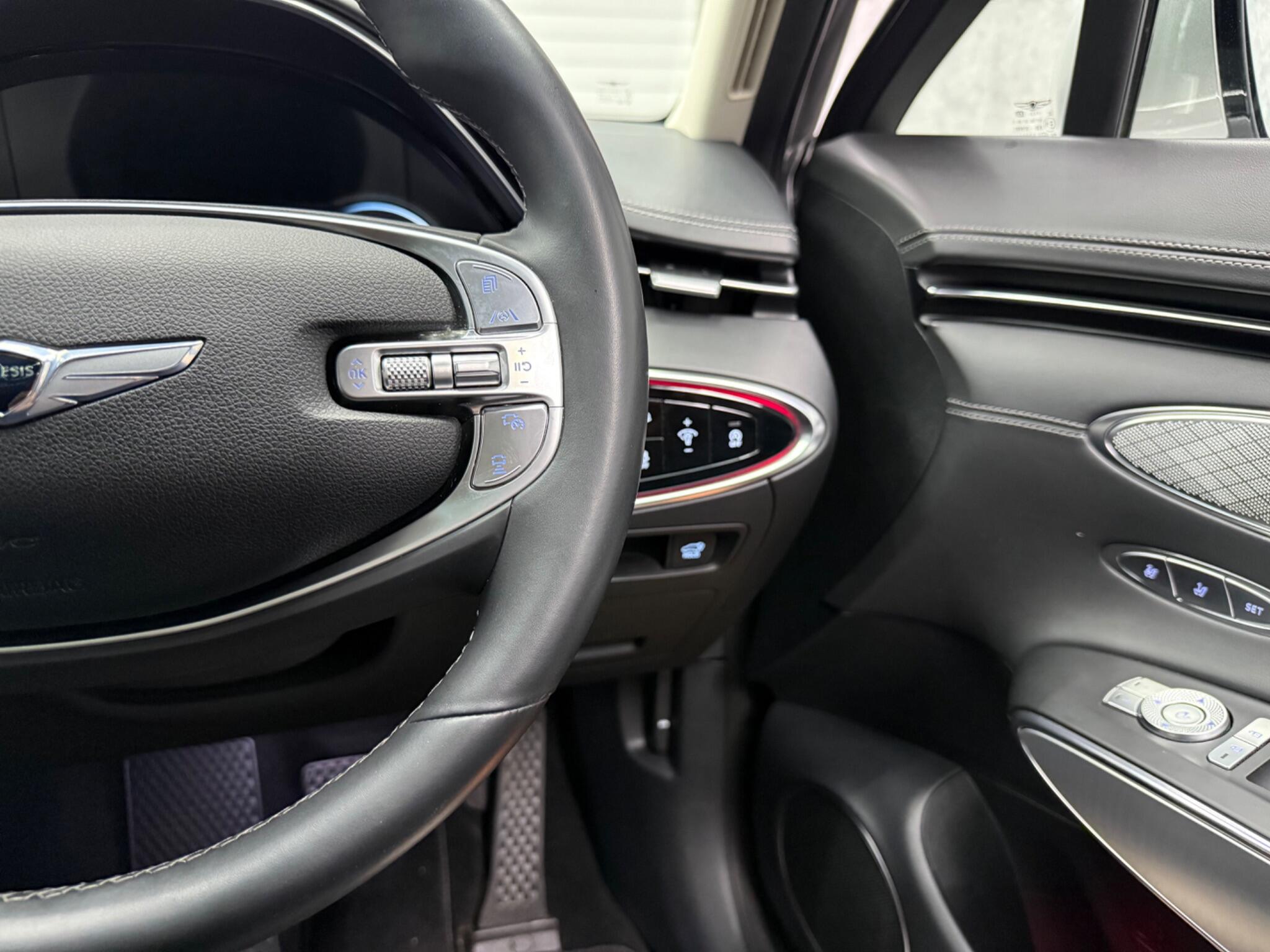 Genesis GV70 view 12
