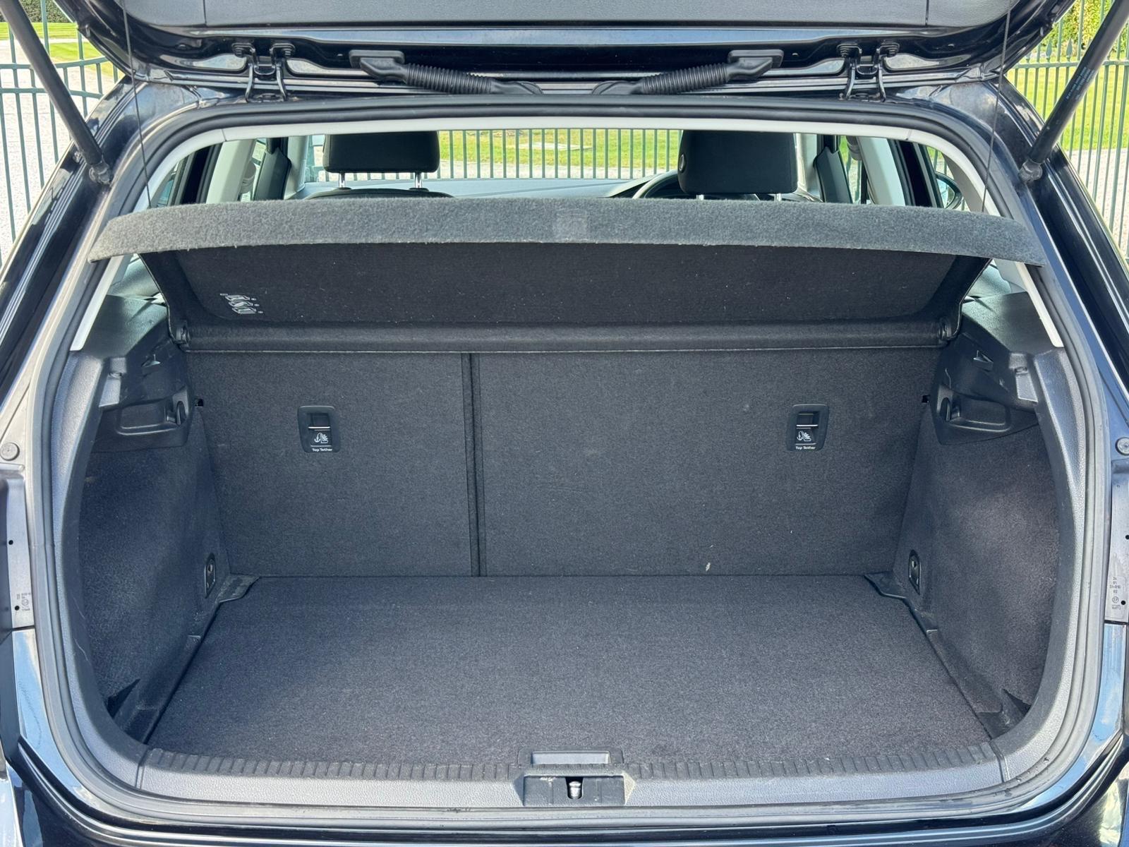 2014 Volkswagen Golf image 32