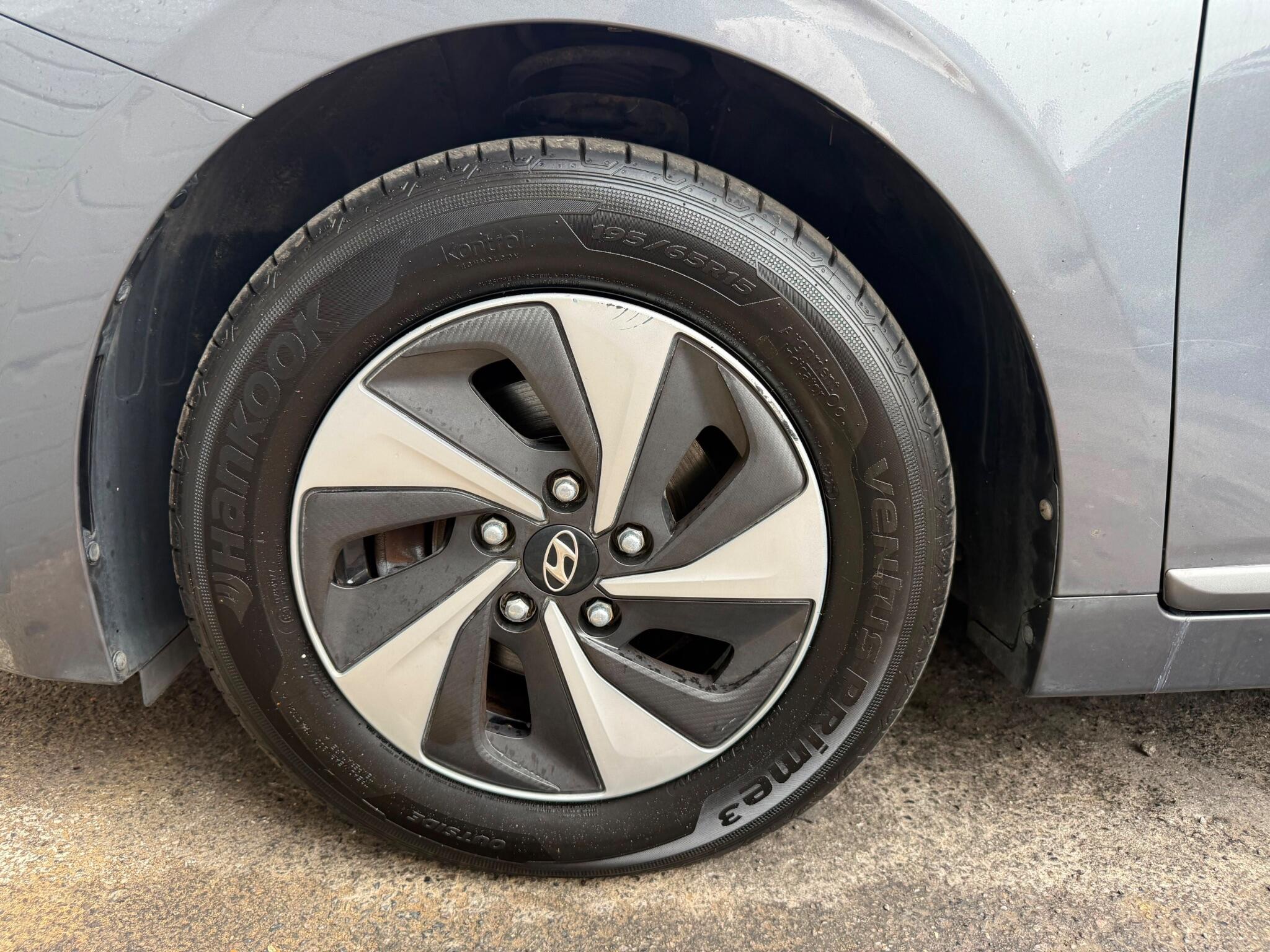 Hyundai Ioniq view 27