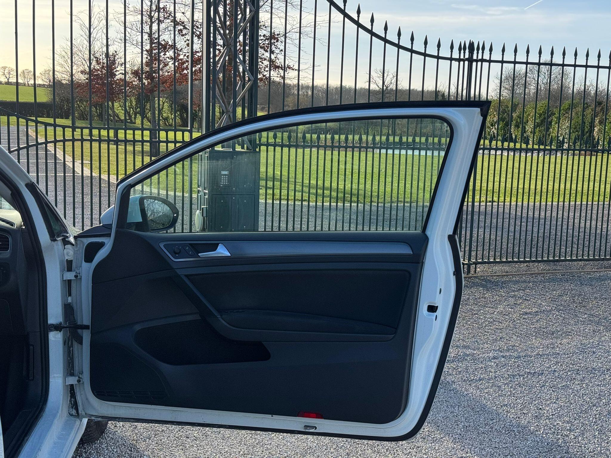 2014 Volkswagen Golf image 8