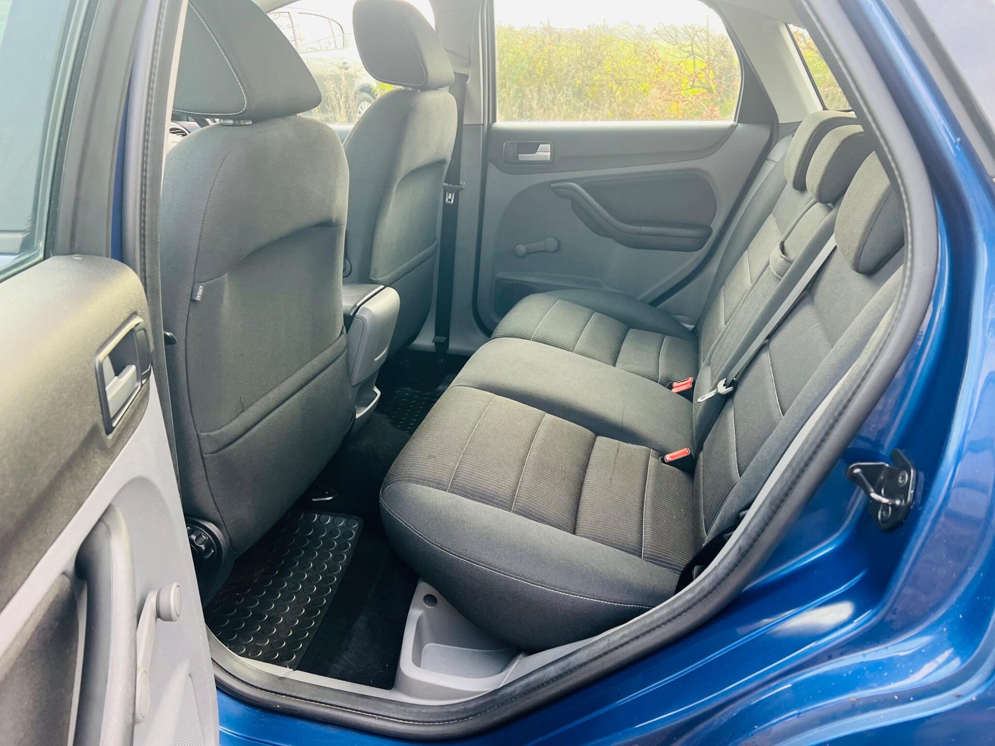 2009 Ford Focus image 14