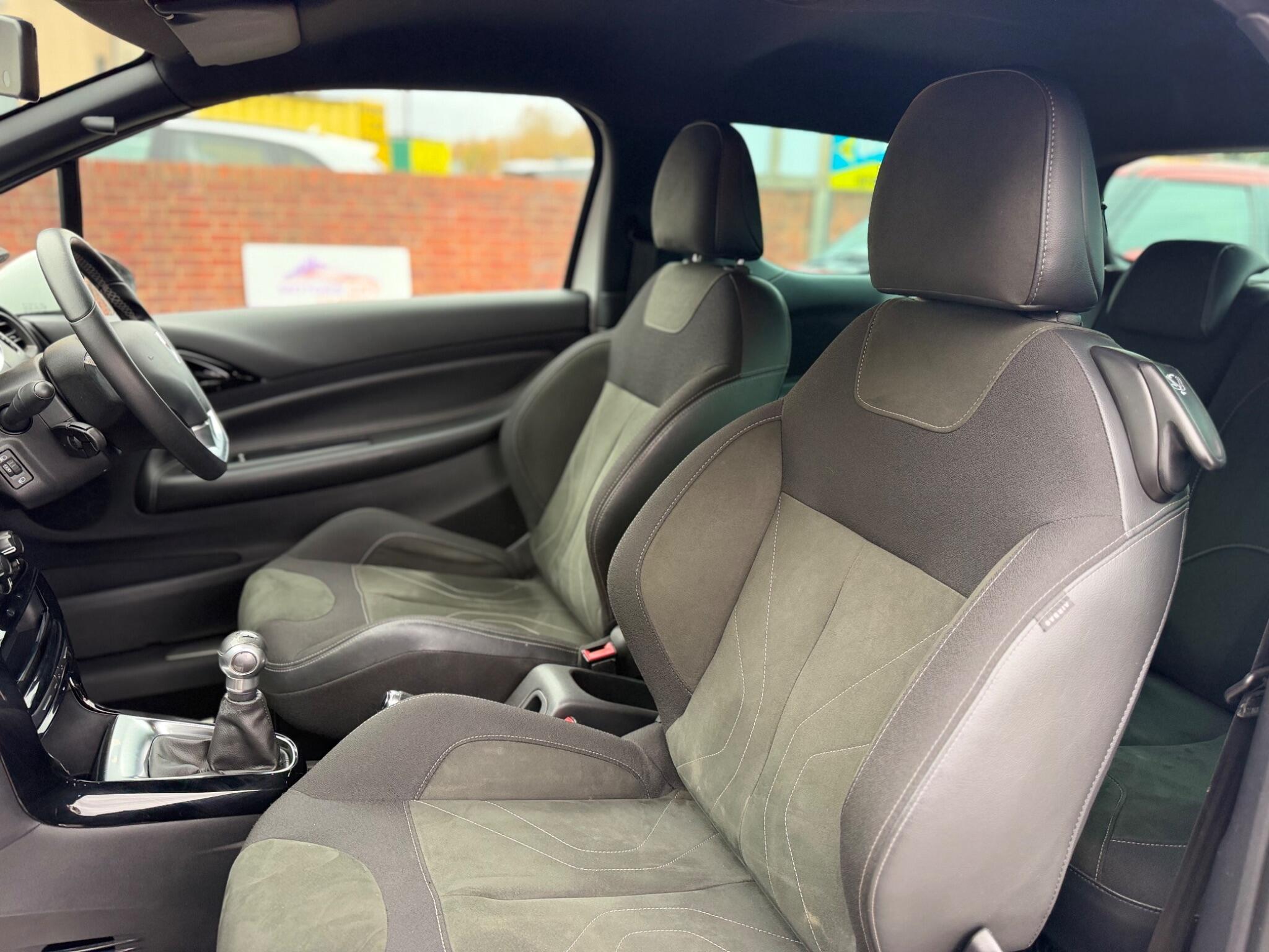 DS Automobiles DS 3 view 14