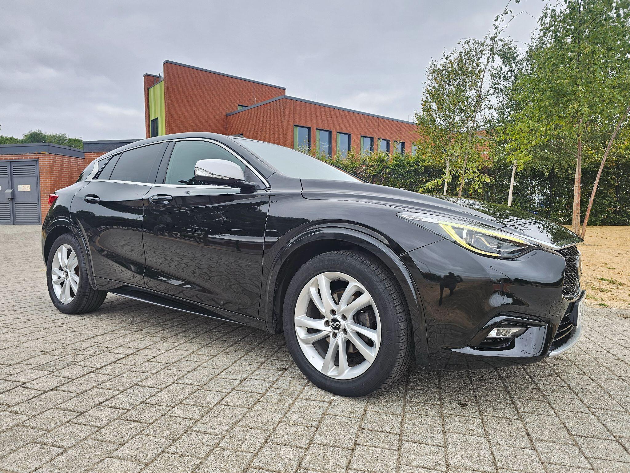 Infiniti Q30 view 9