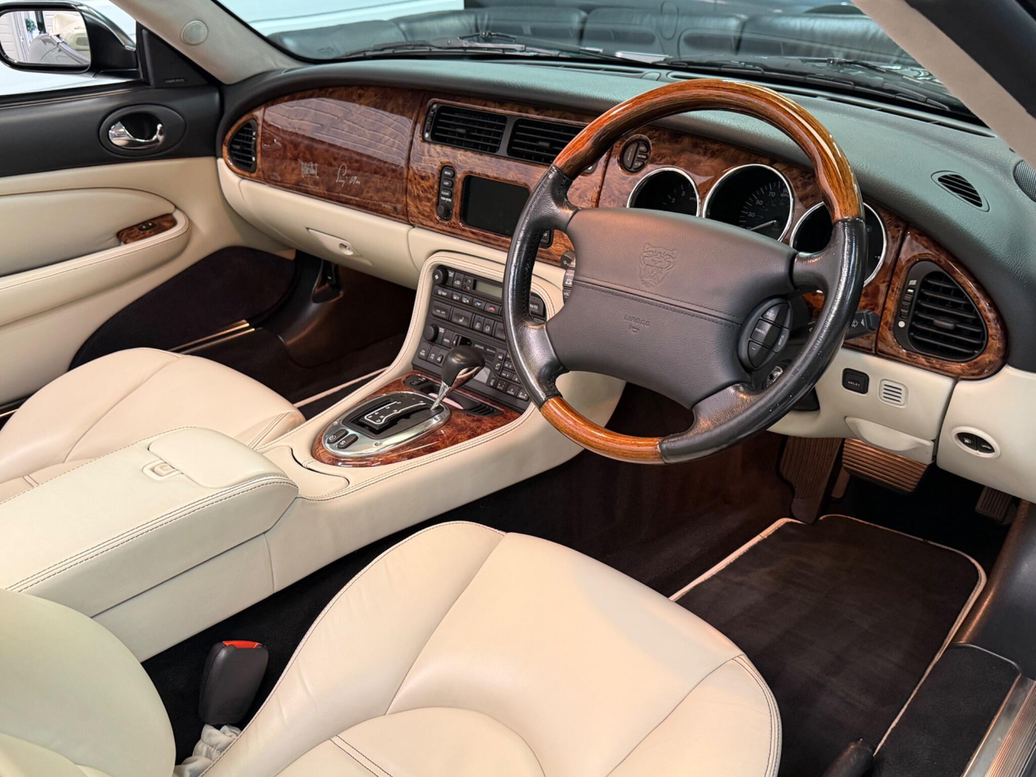 Jaguar XK8 view 89