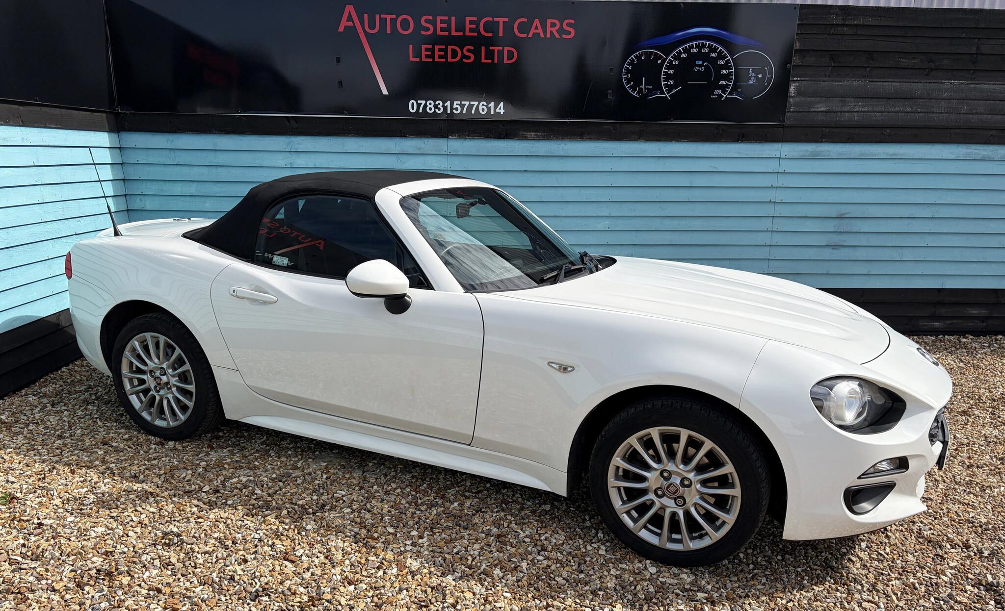 Fiat 124 Spider view 22