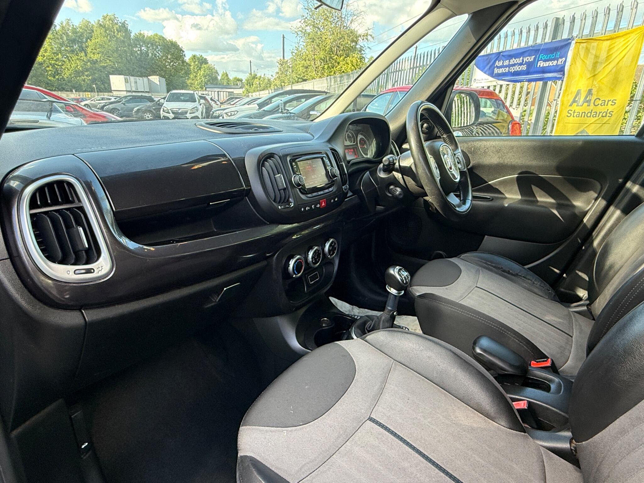2015 Fiat 500L image 19