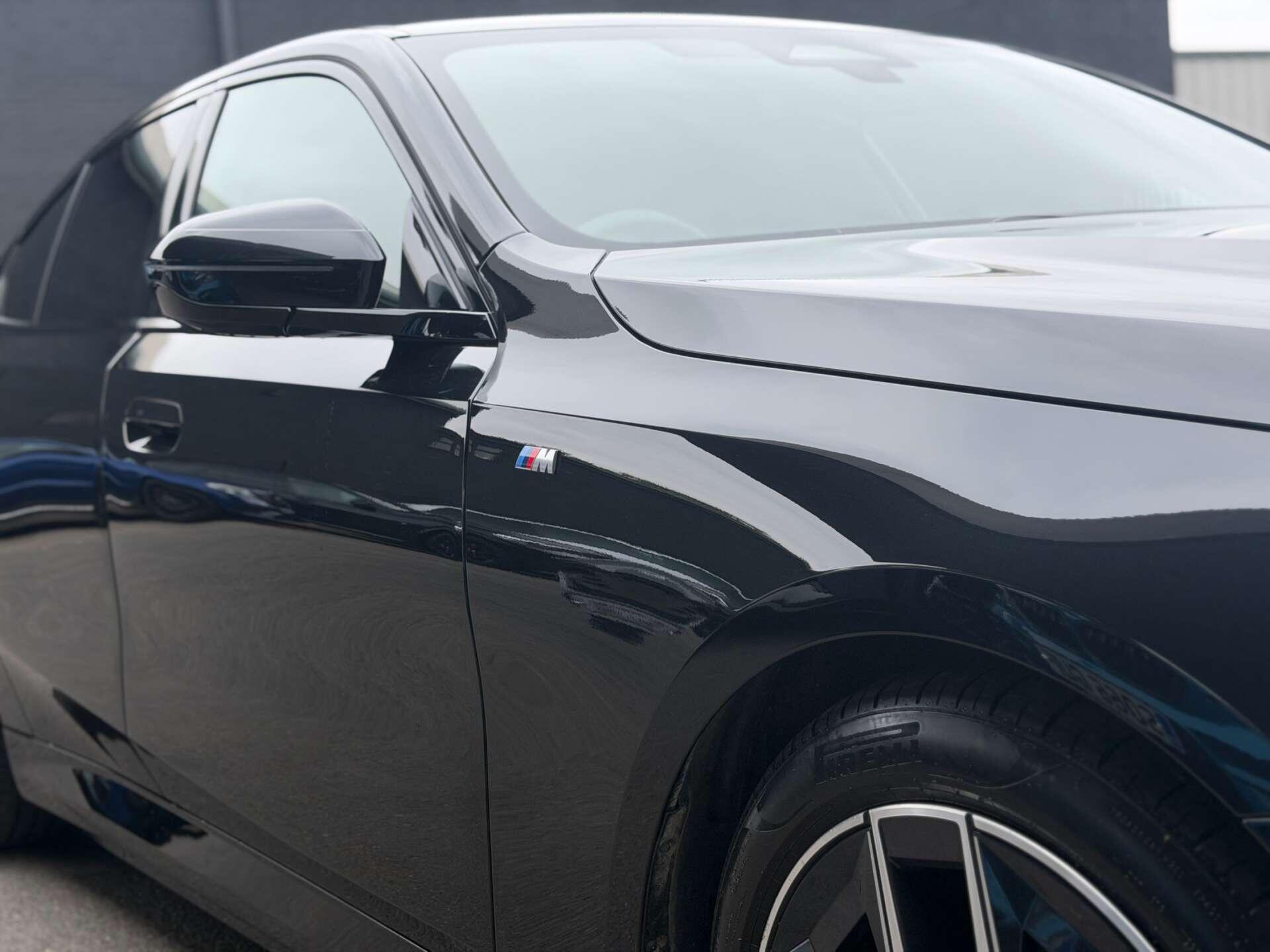 BMW 5 Series view 15