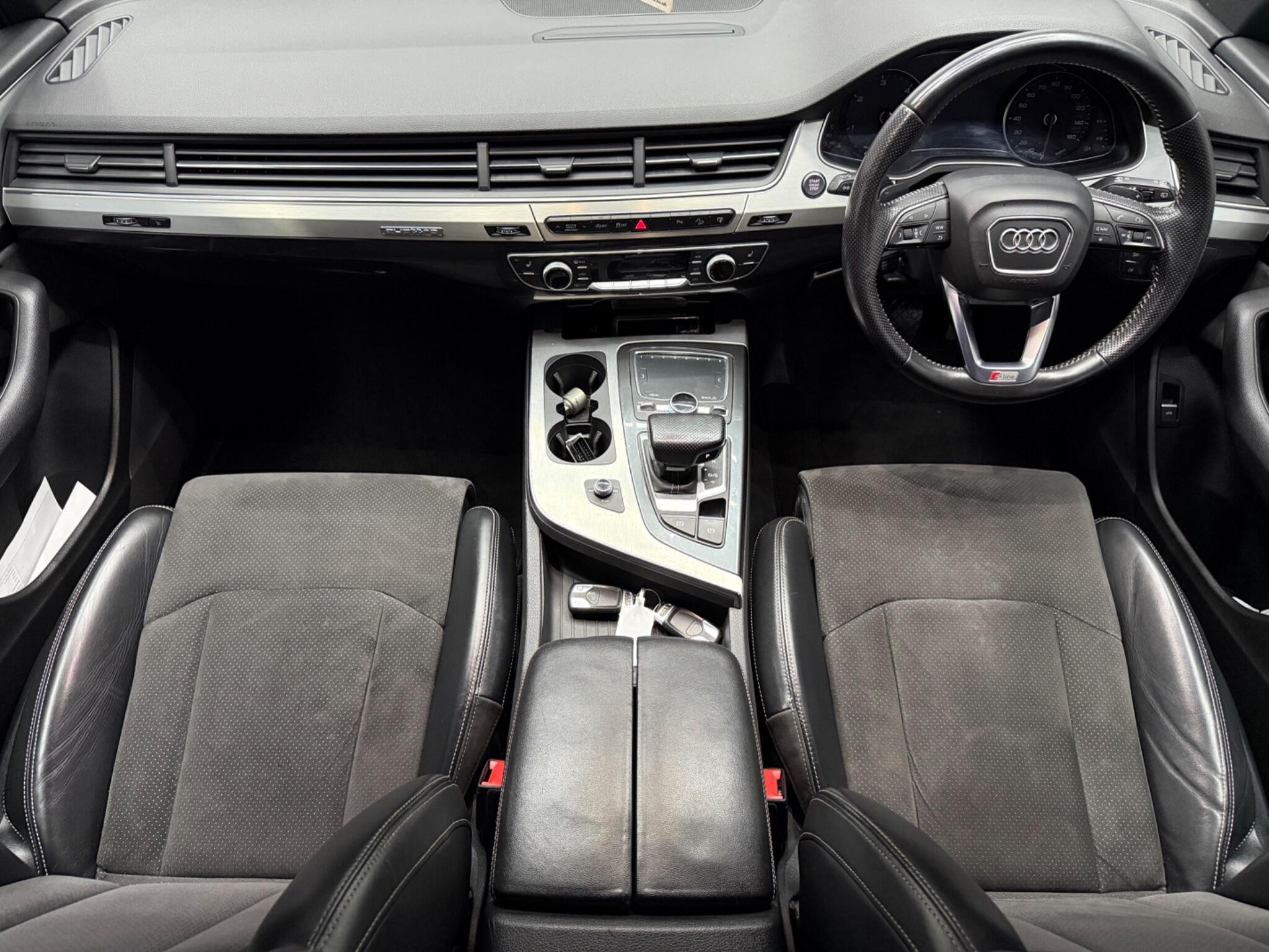 Audi Q7 view 10