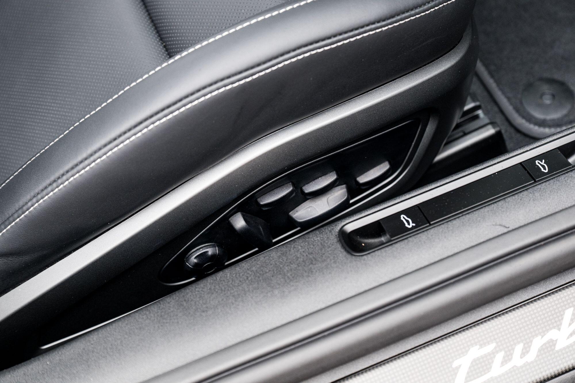 Porsche 911 view 40