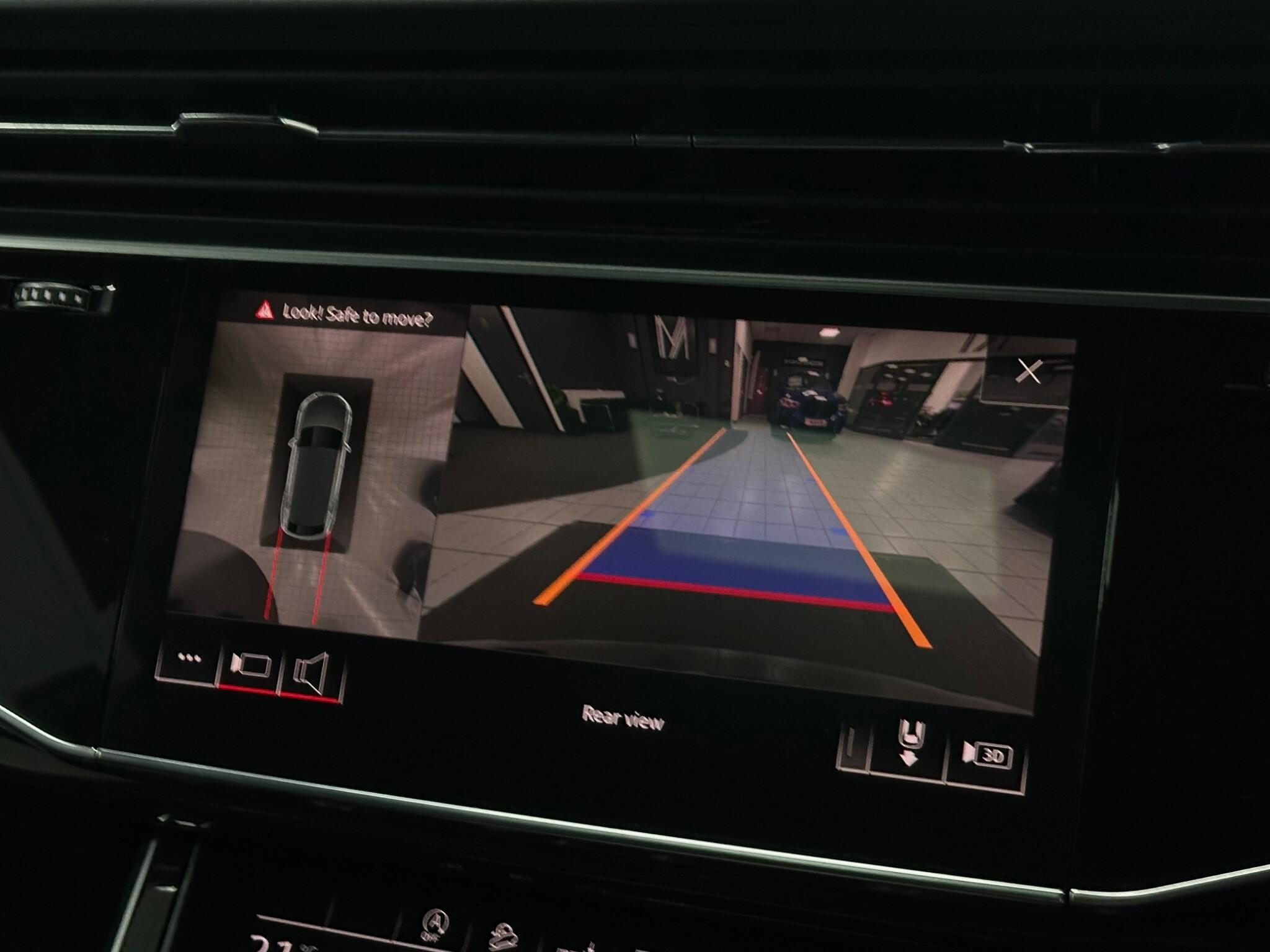 Audi Q8 view 32