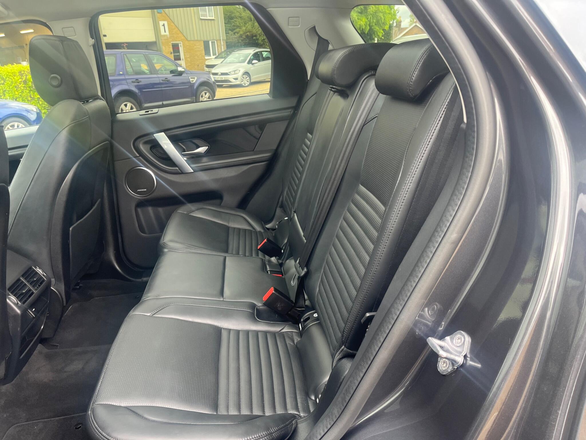 Land Rover Discovery Sport view 31