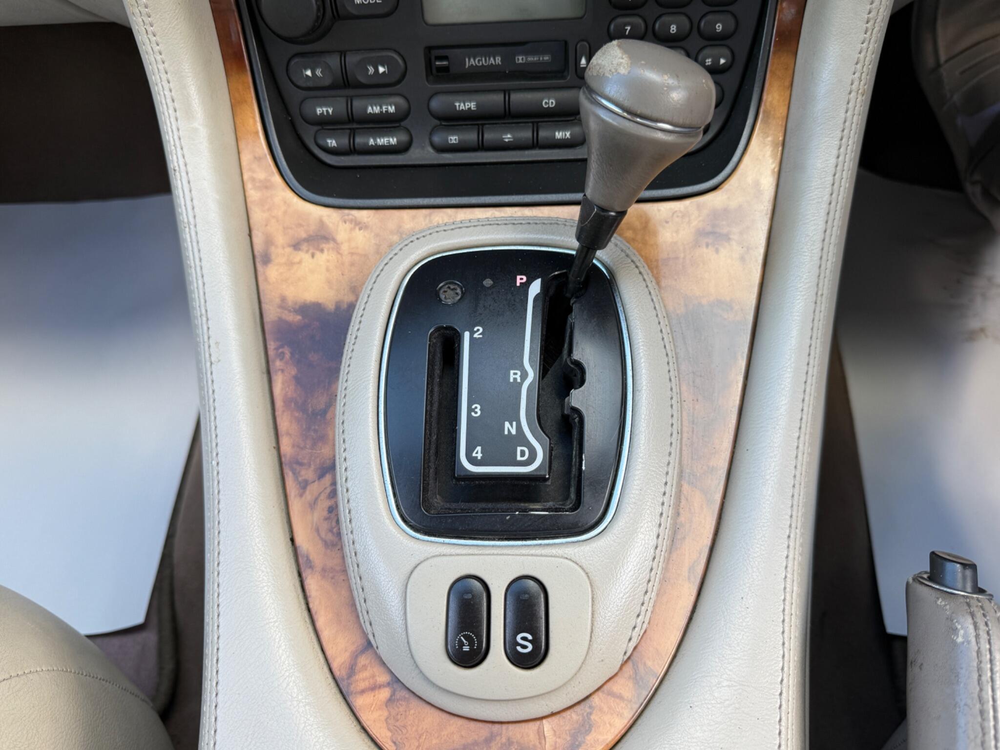 Jaguar XJ - Image 36