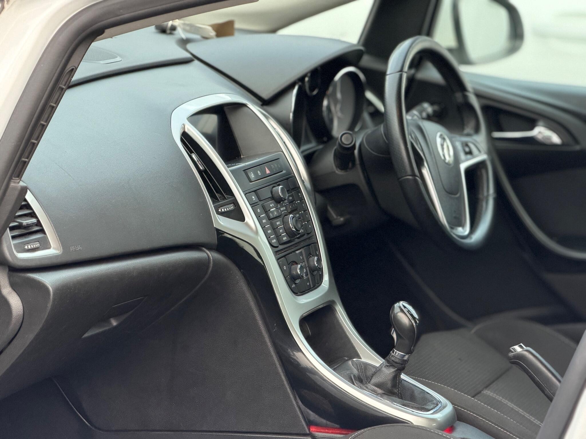 2015 Vauxhall Astra 1.6i Tech Line GT Euro 6 5dr image 14