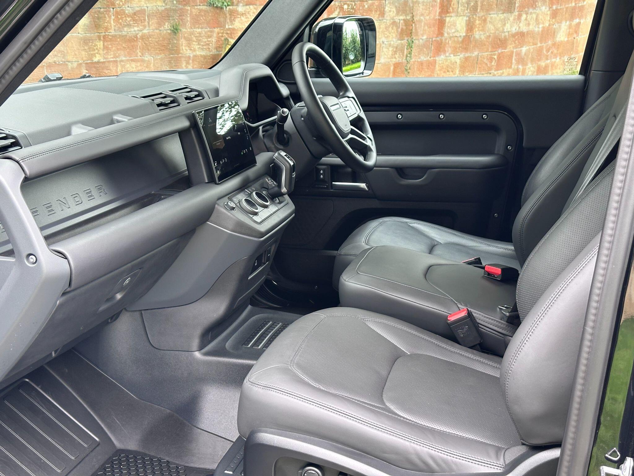 Land Rover Defender 90 view 7