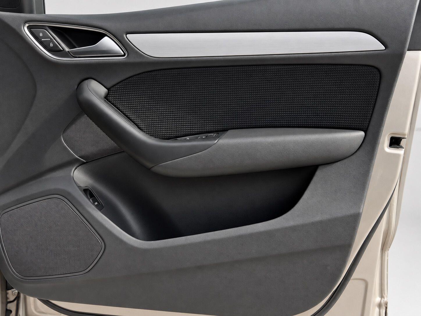 Audi Q3 view 16