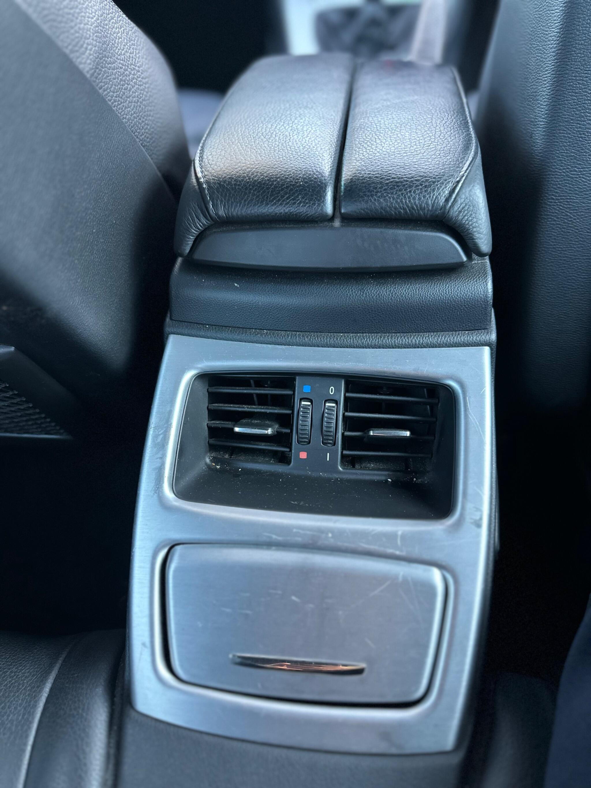 2010 BMW 3 Series image 40