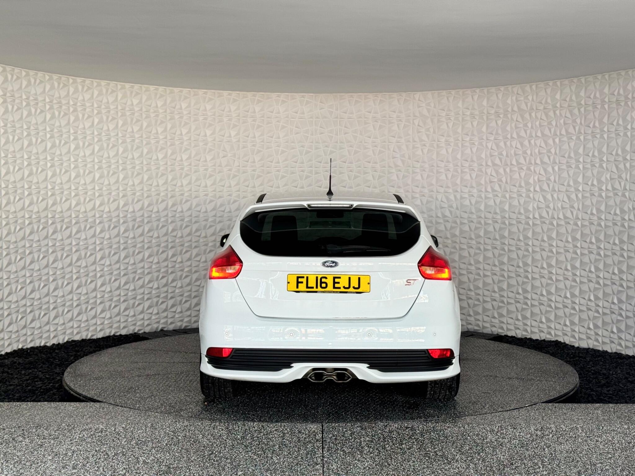 Ford Focus view 16