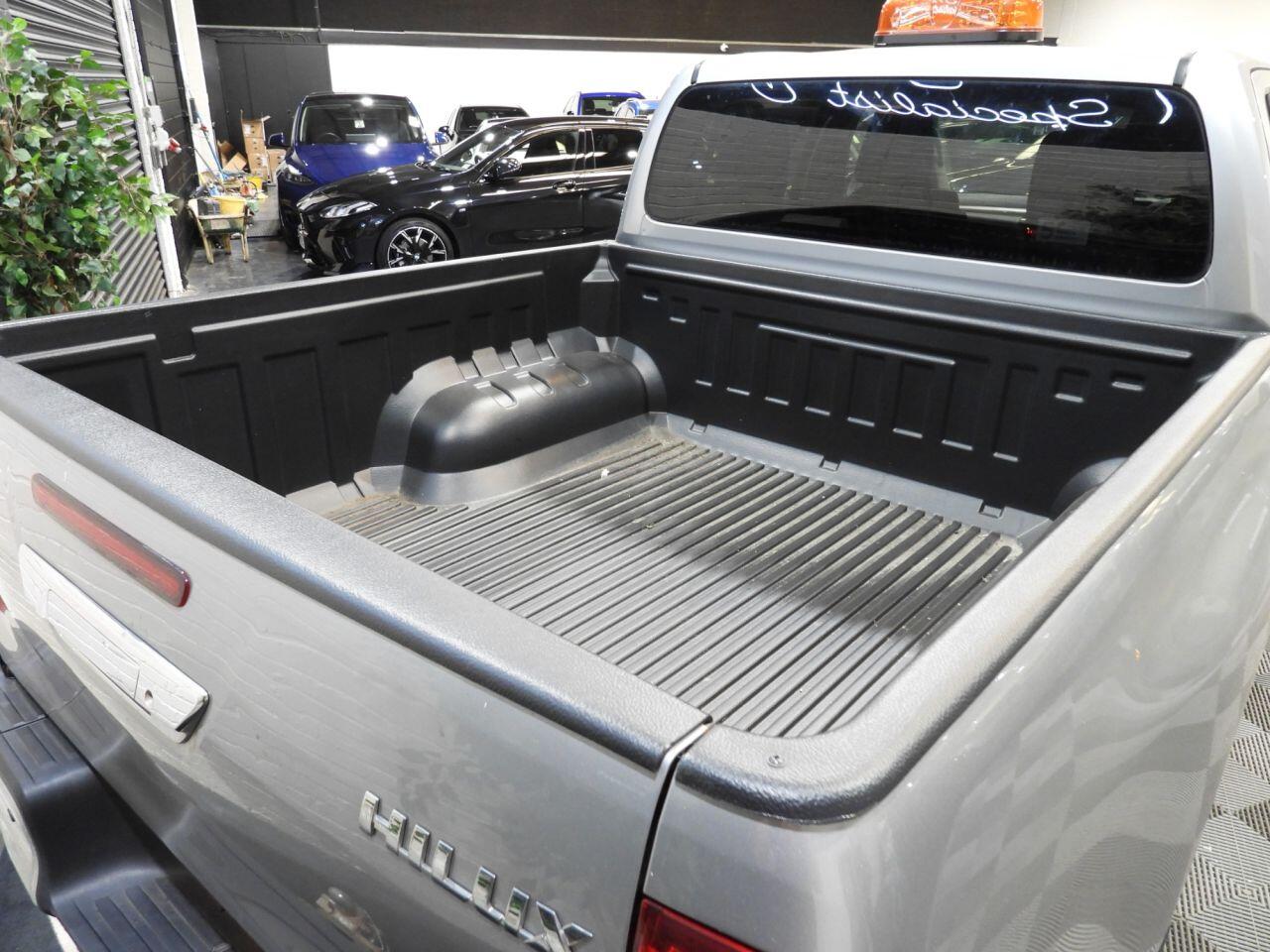Toyota Hilux view 33