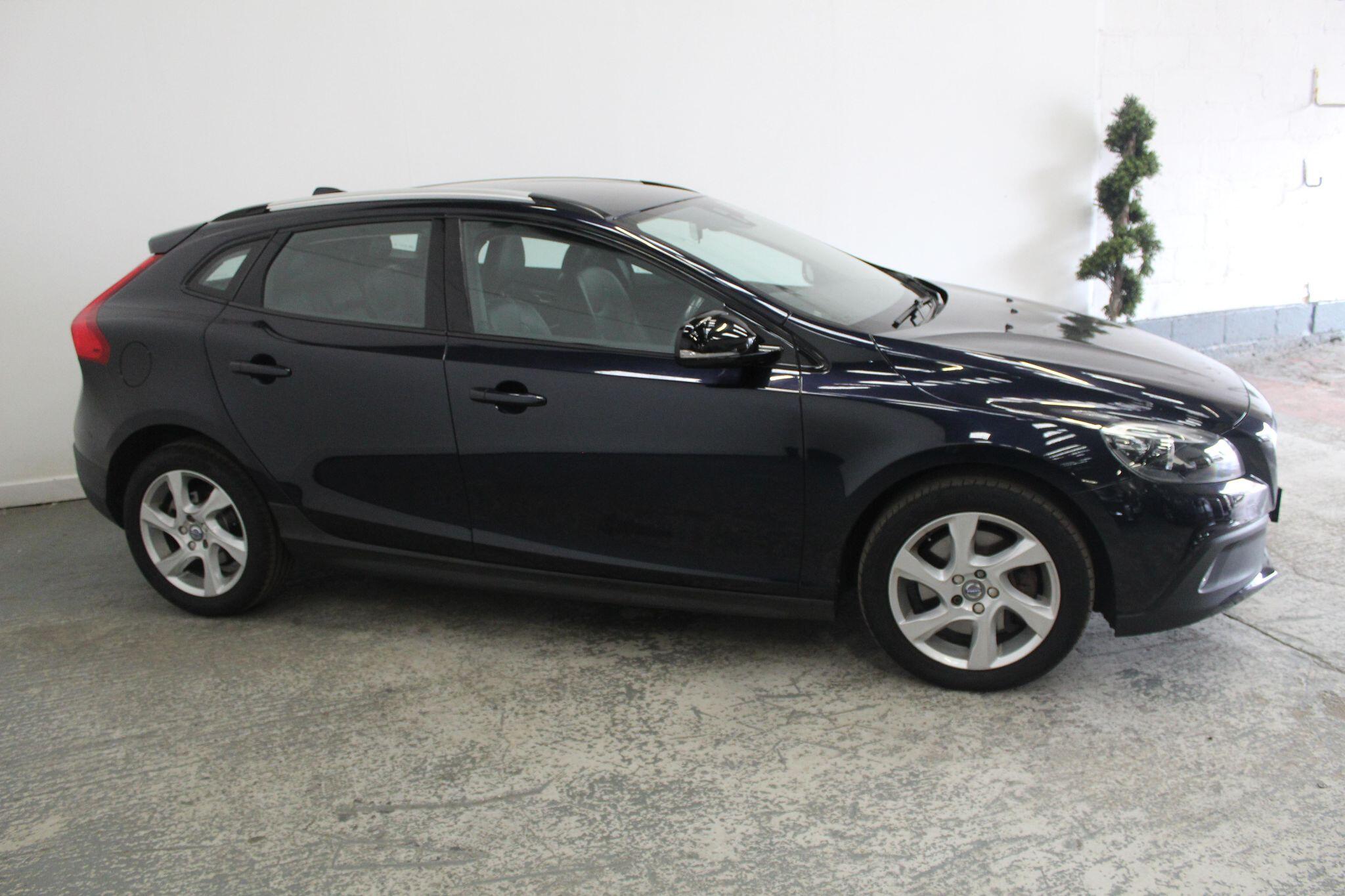 Volvo V40 Cross Country view 4