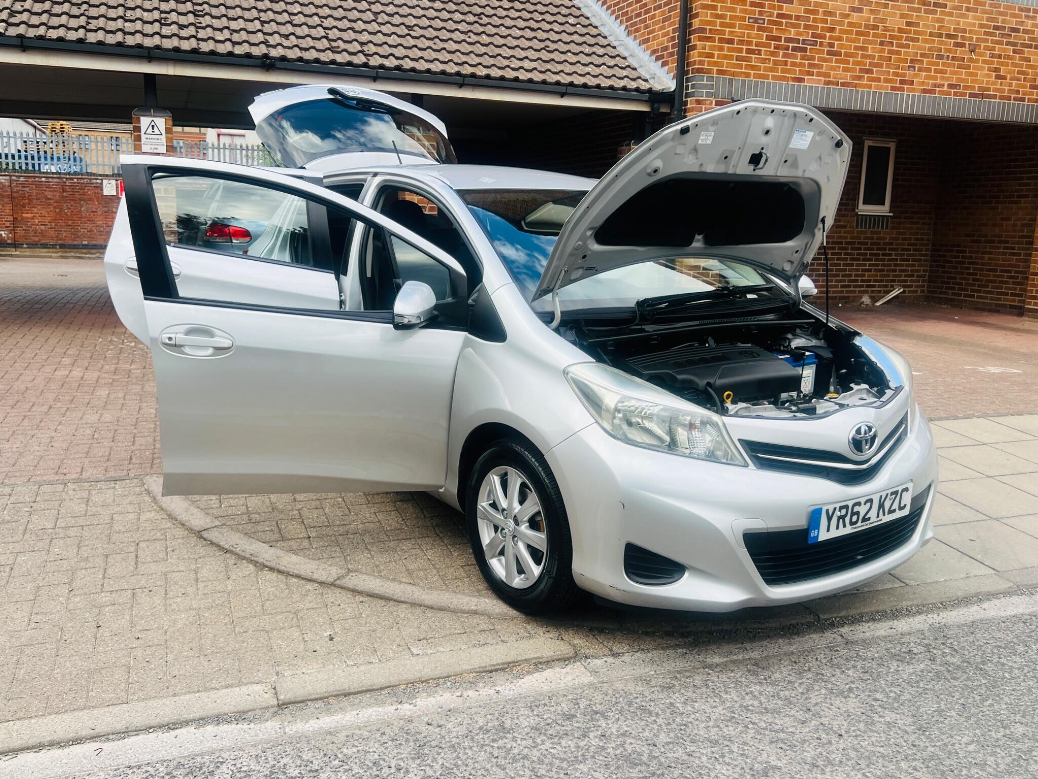 Toyota Yaris view 3