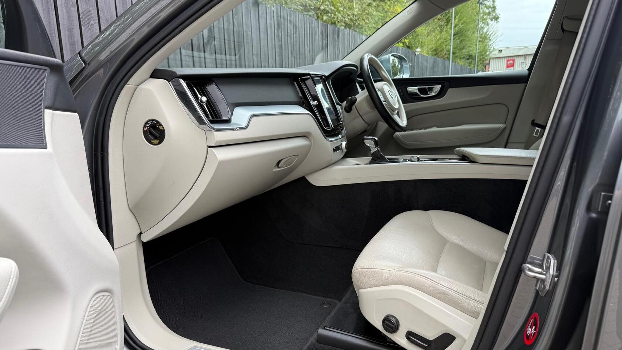 Volvo XC60 view 24