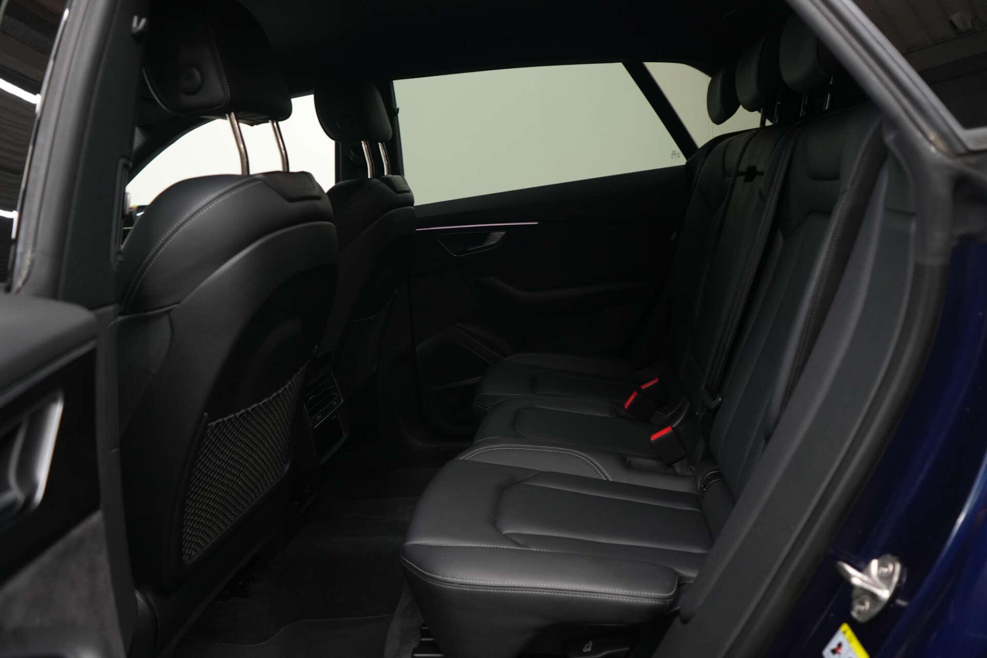 Audi Q8 view 28