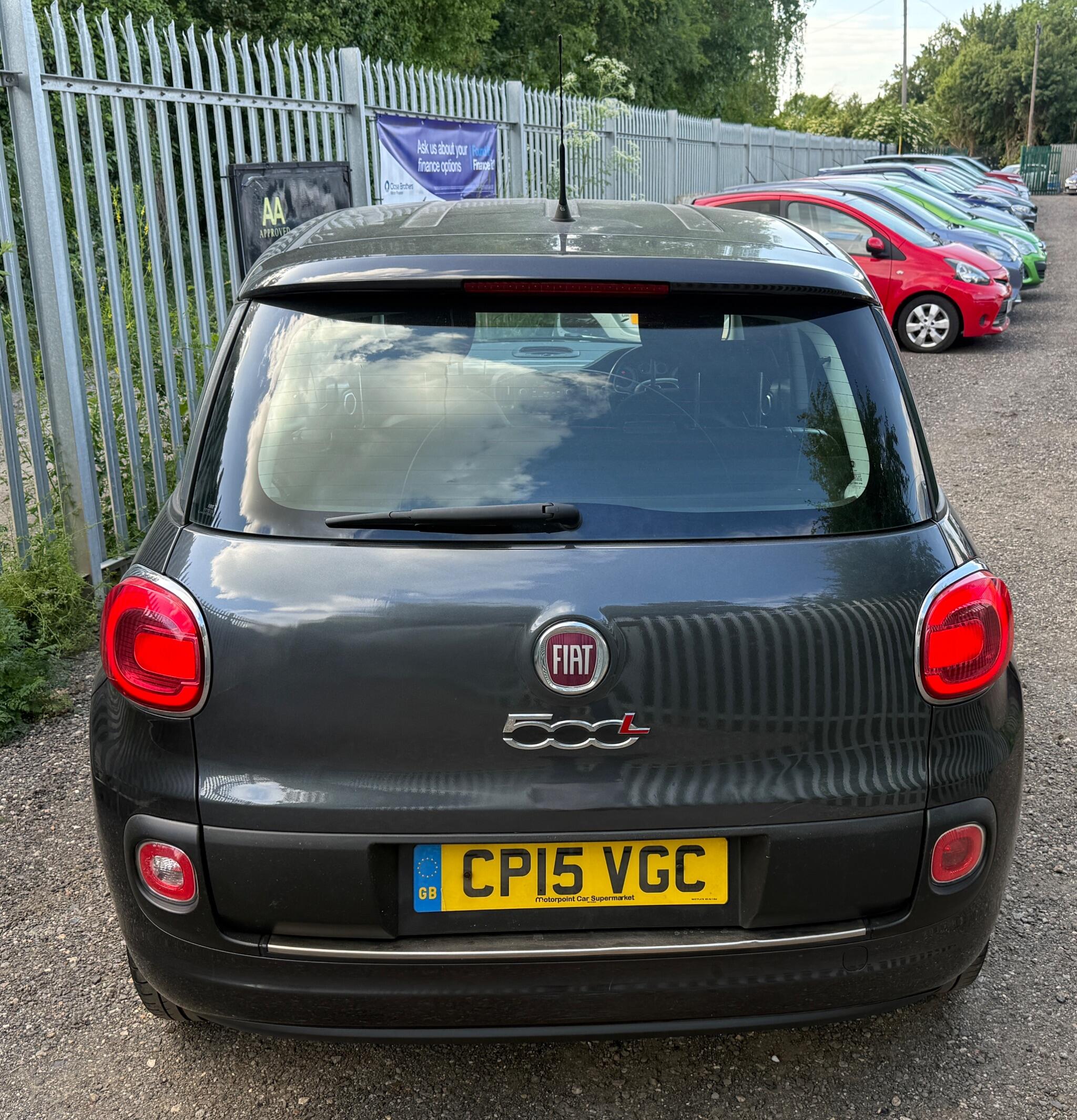 2015 Fiat 500L image 9