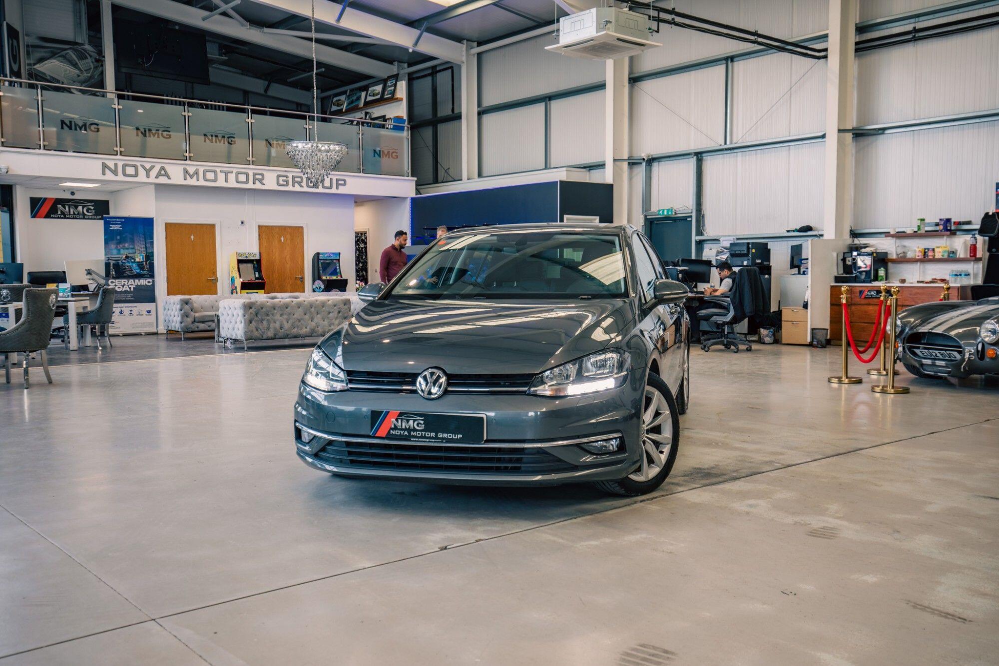 Volkswagen Golf view 4