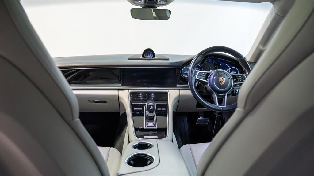 Porsche Panamera view 39