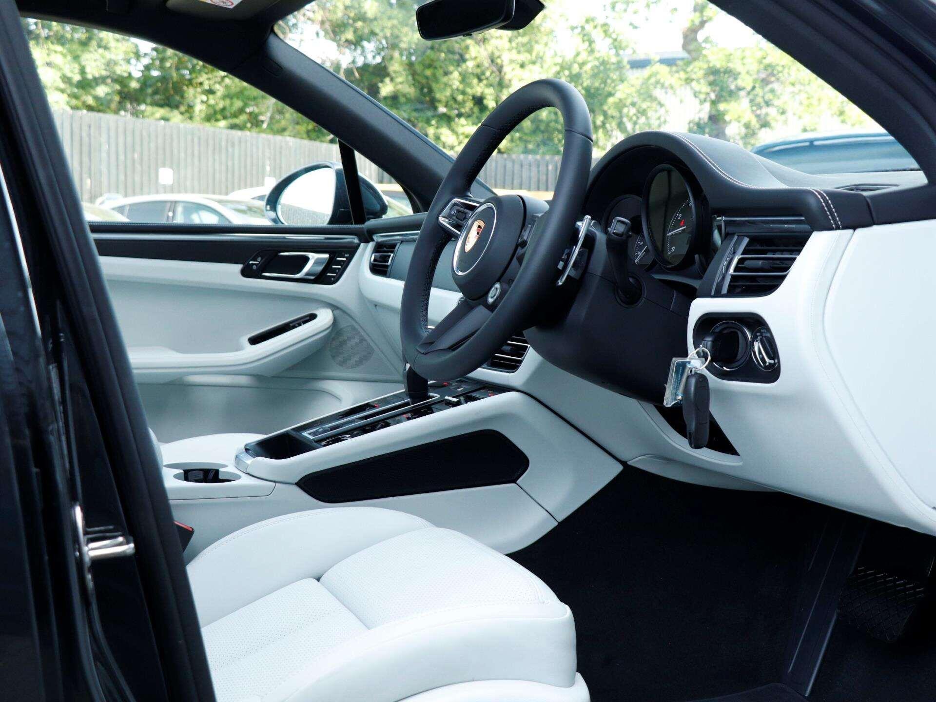 Porsche Macan view 12