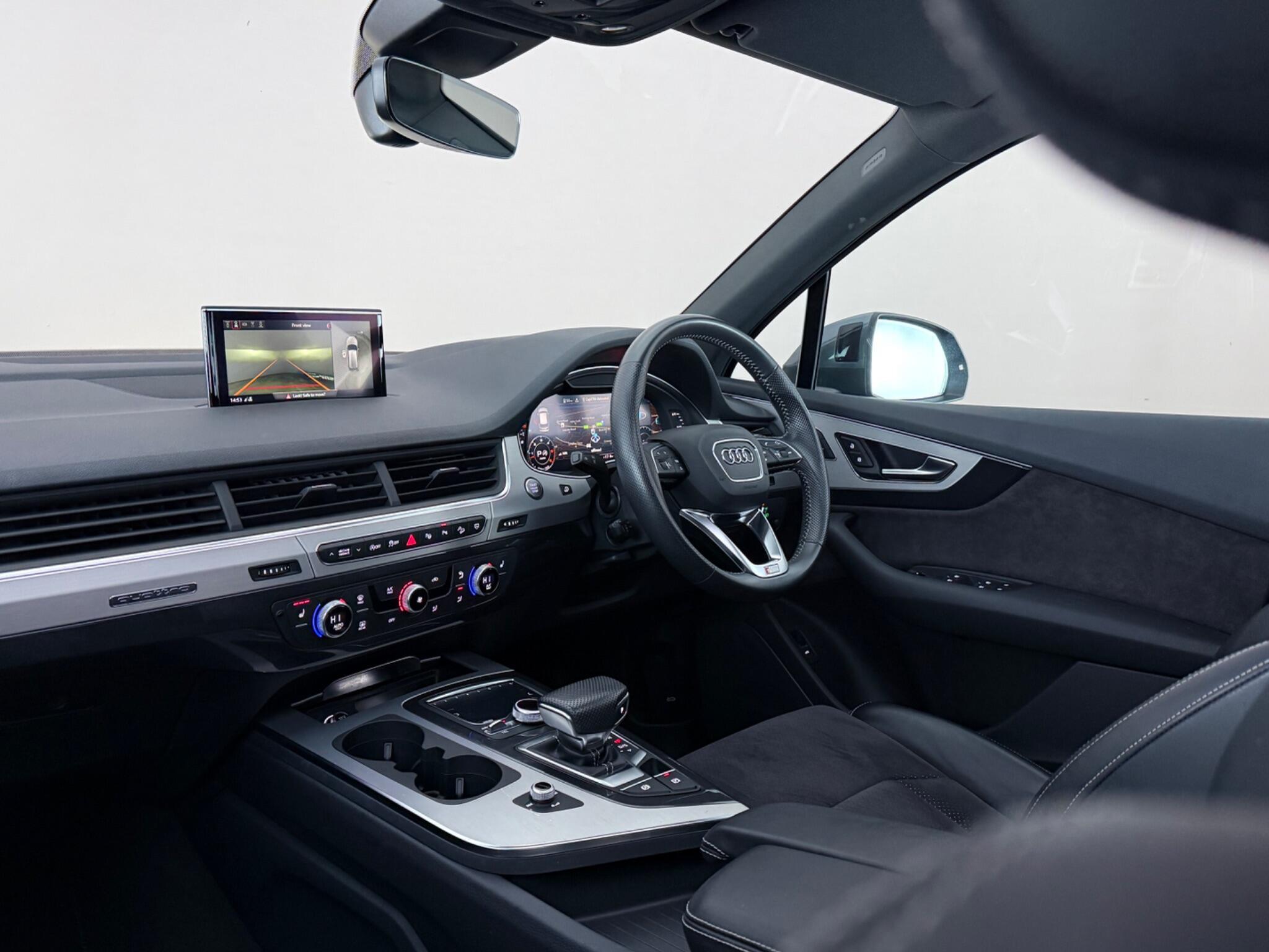Audi Q7 view 4